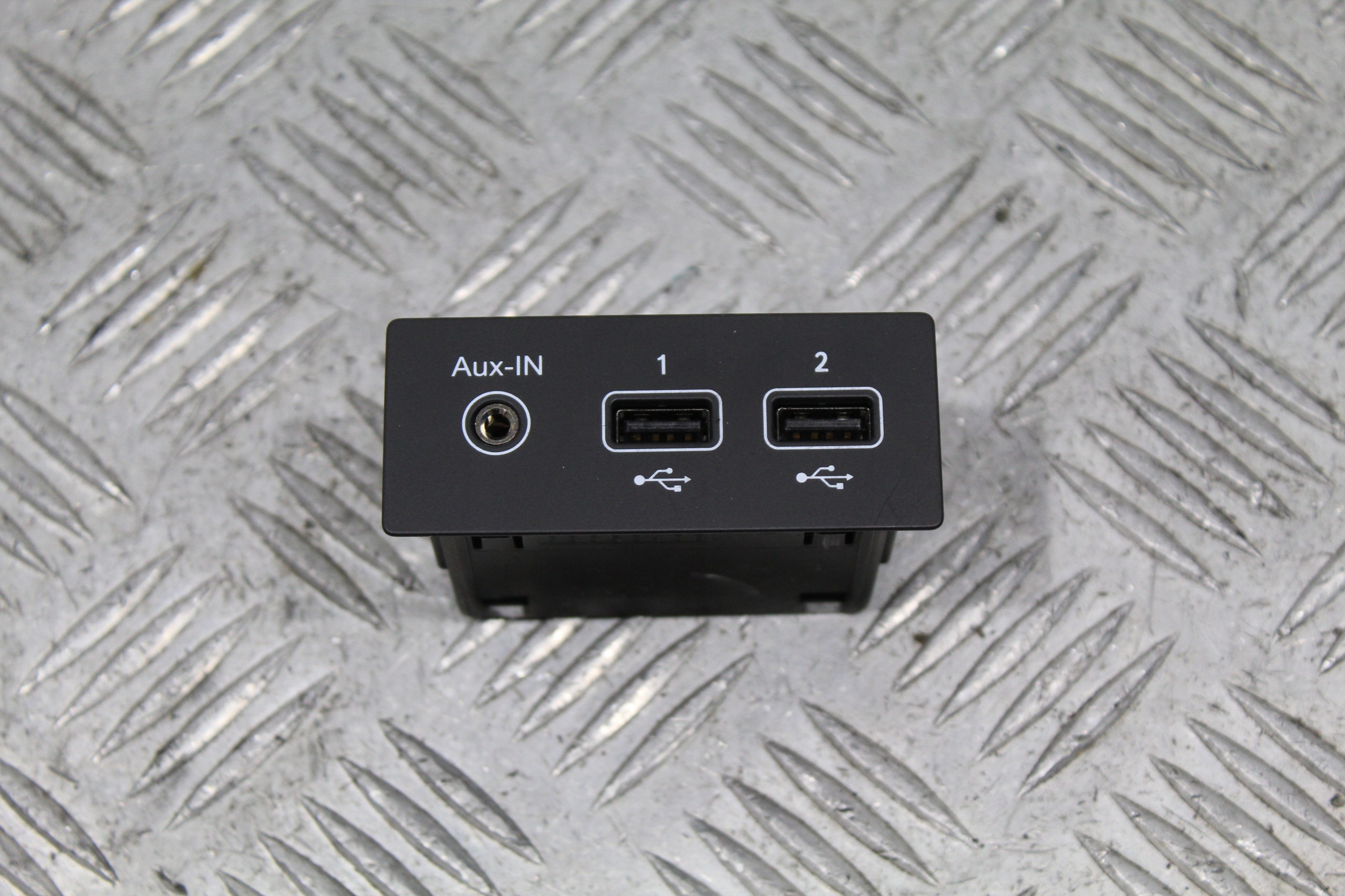 GNIAZDO USB AUX IN CLIO V 5 280231553R