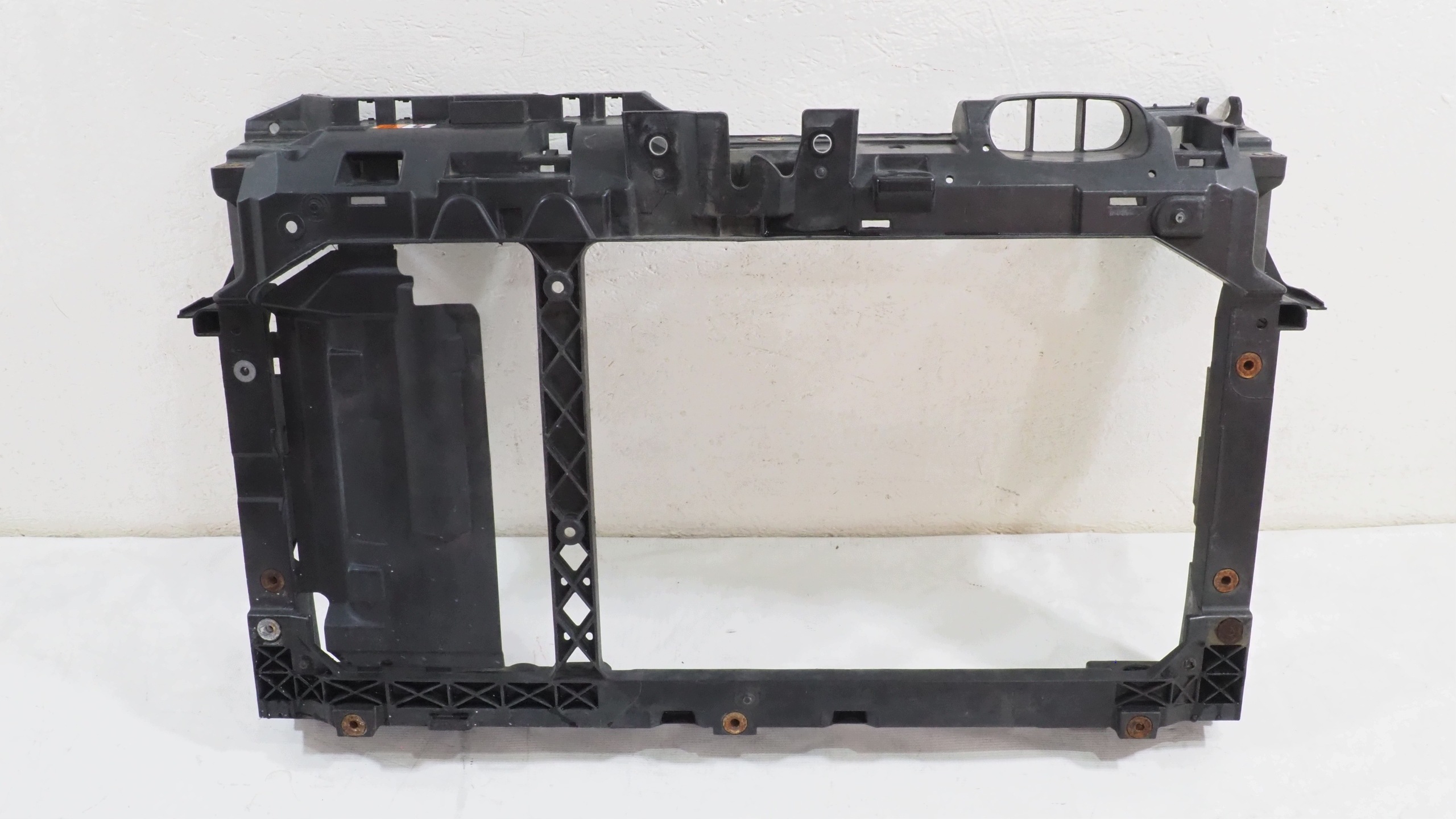 Ford Fiesta MK7 pillar iron support panel for radiators 8V51-A16E146-AF