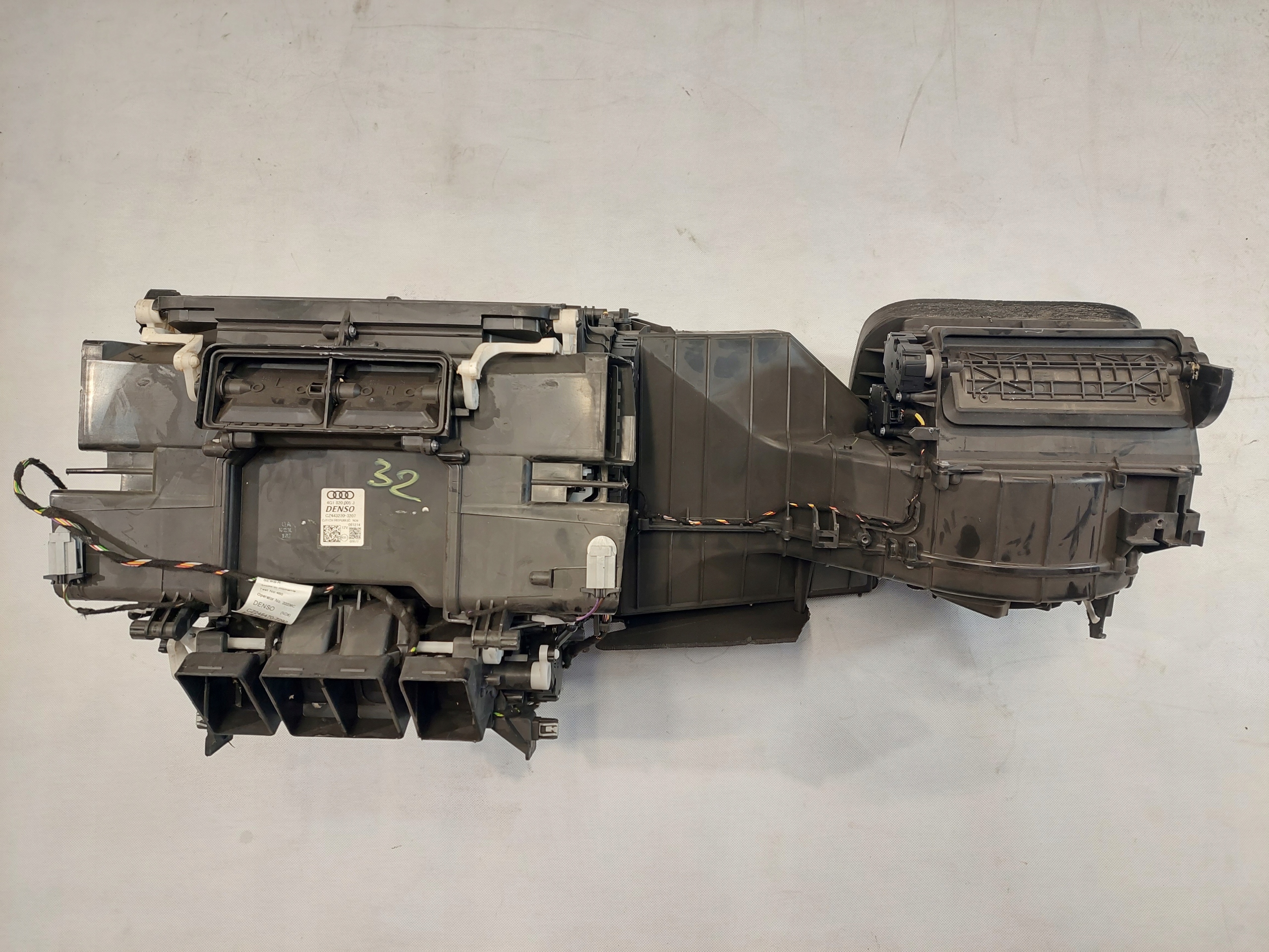 Audi OE 4G1820005J радиатор отопителя