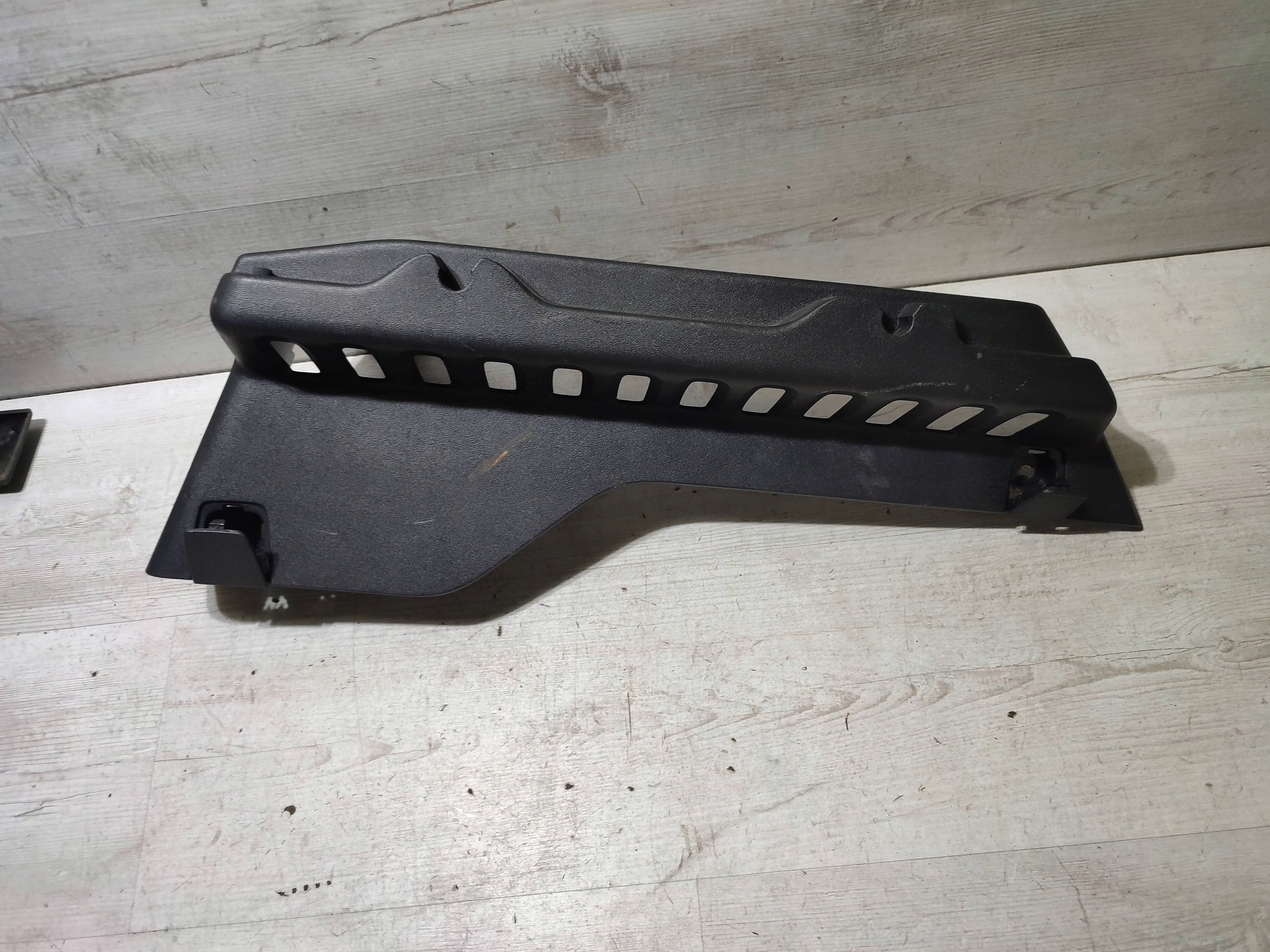 Peugeot 2008 and 2018 rear part side right boot upholstery rolety