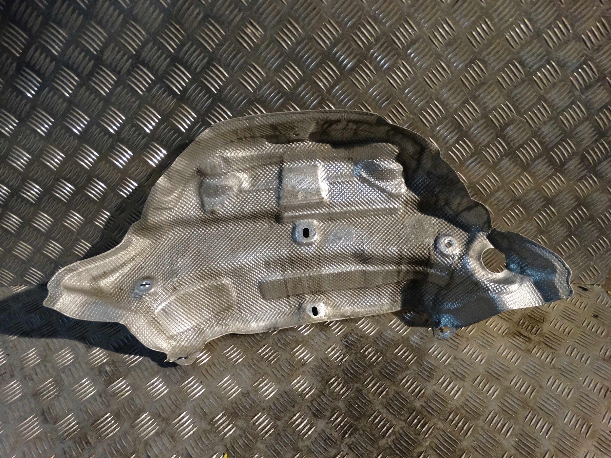 IDEALNA Blende Abdeckung TERMICZNA des Auspuffs AUDI A6 A7 C8 1 9