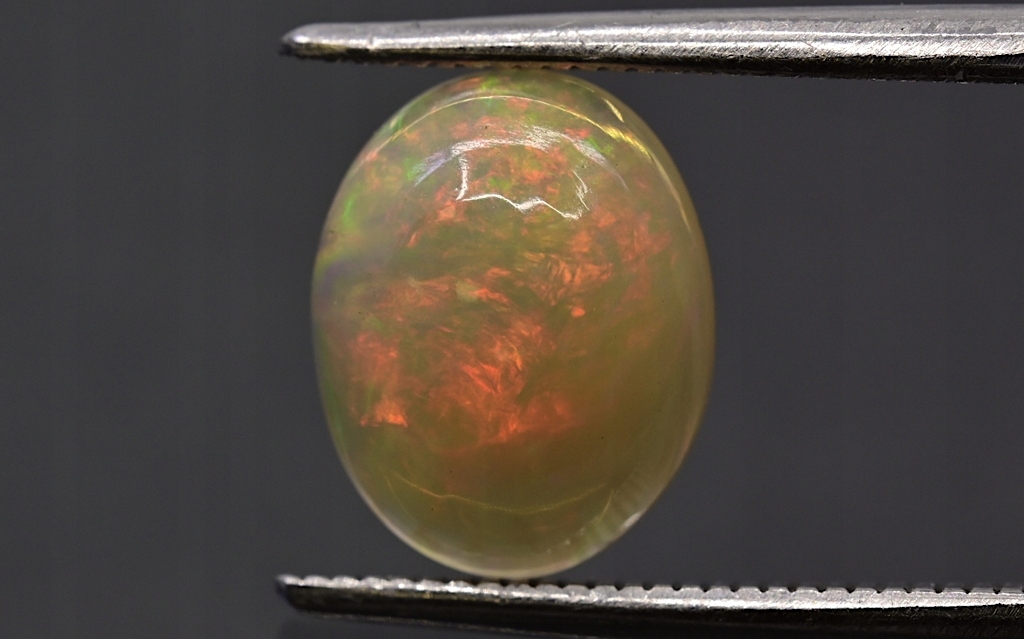 Opál z Etiopie kabošon ovál 9x7 mm