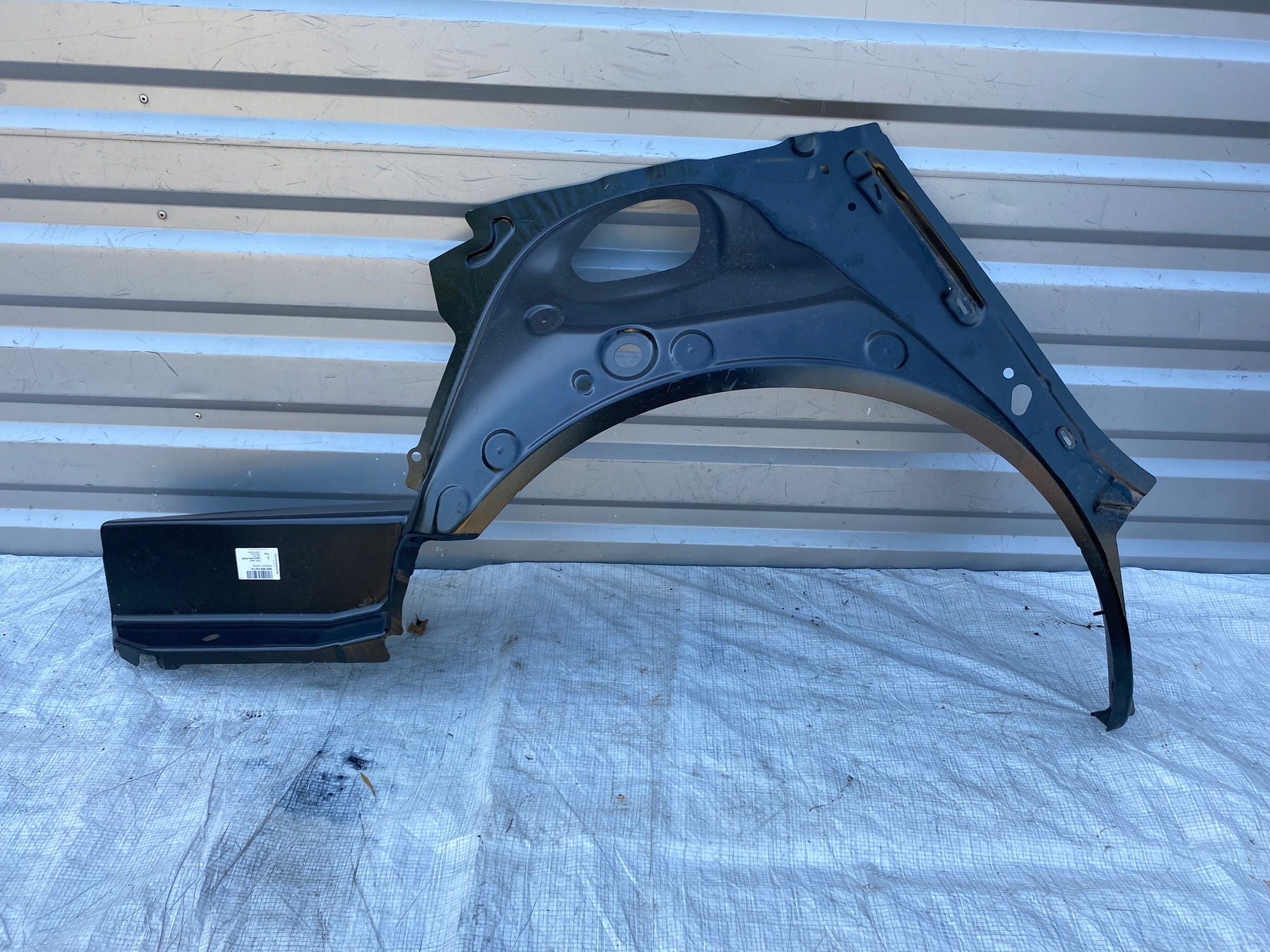 NADKOLE TYLNE PRAWE AUDI A4 B9 8W0809410TA