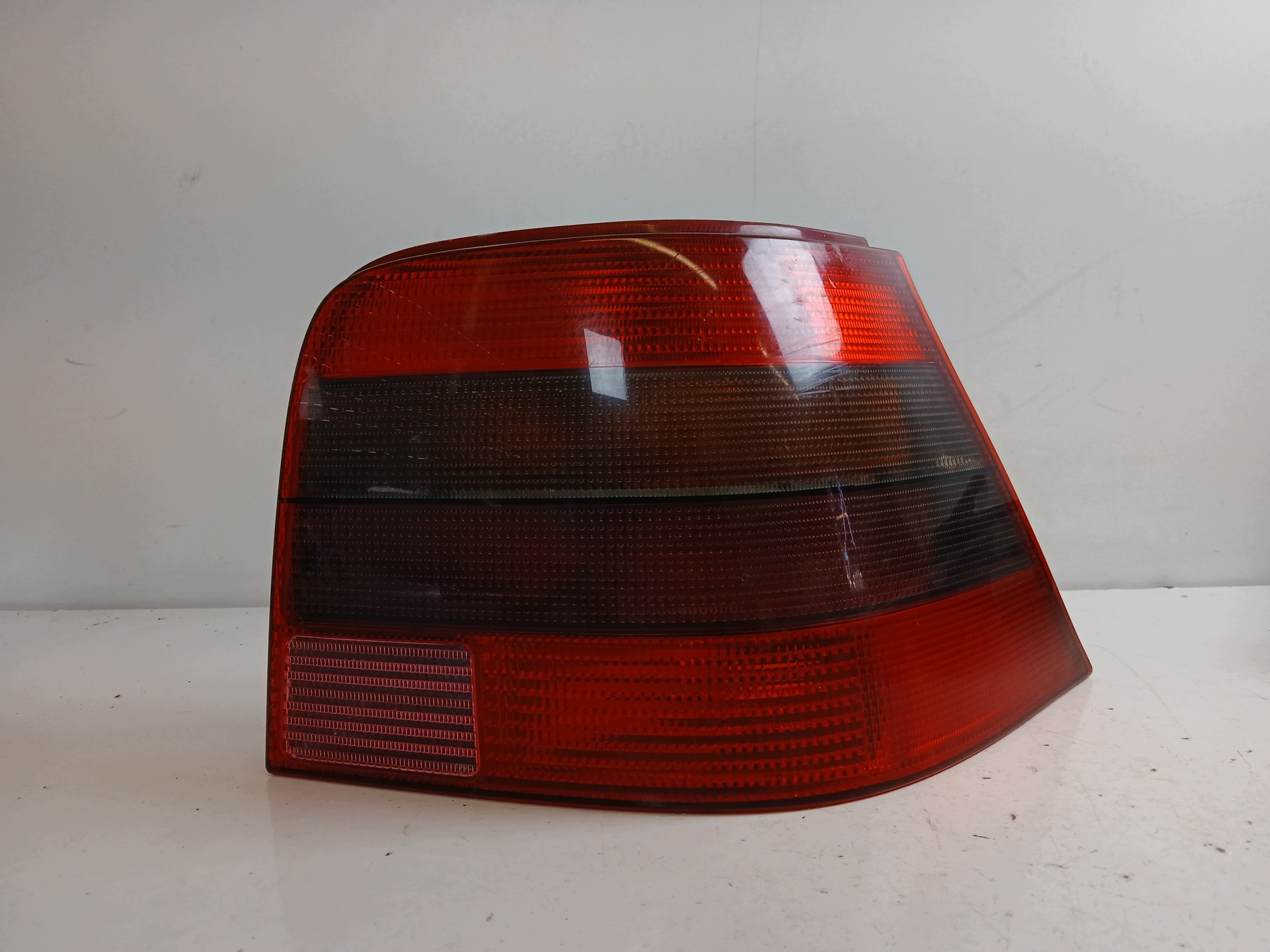 VW GOLF IV HB light right rear part CIEMNA
