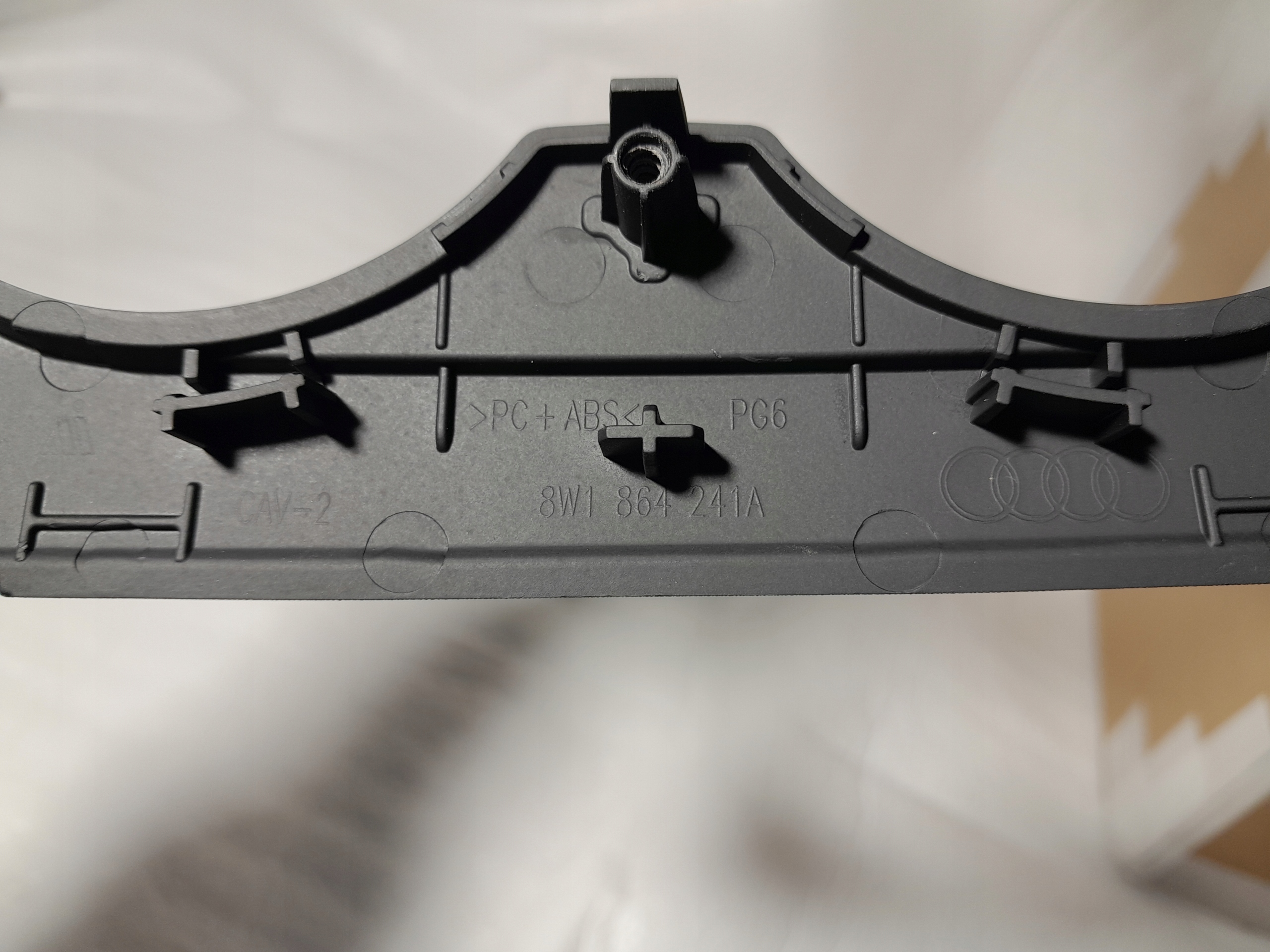 AUDI A4 B9 frame TUNELU SRODKOWEGO 8W1864241A