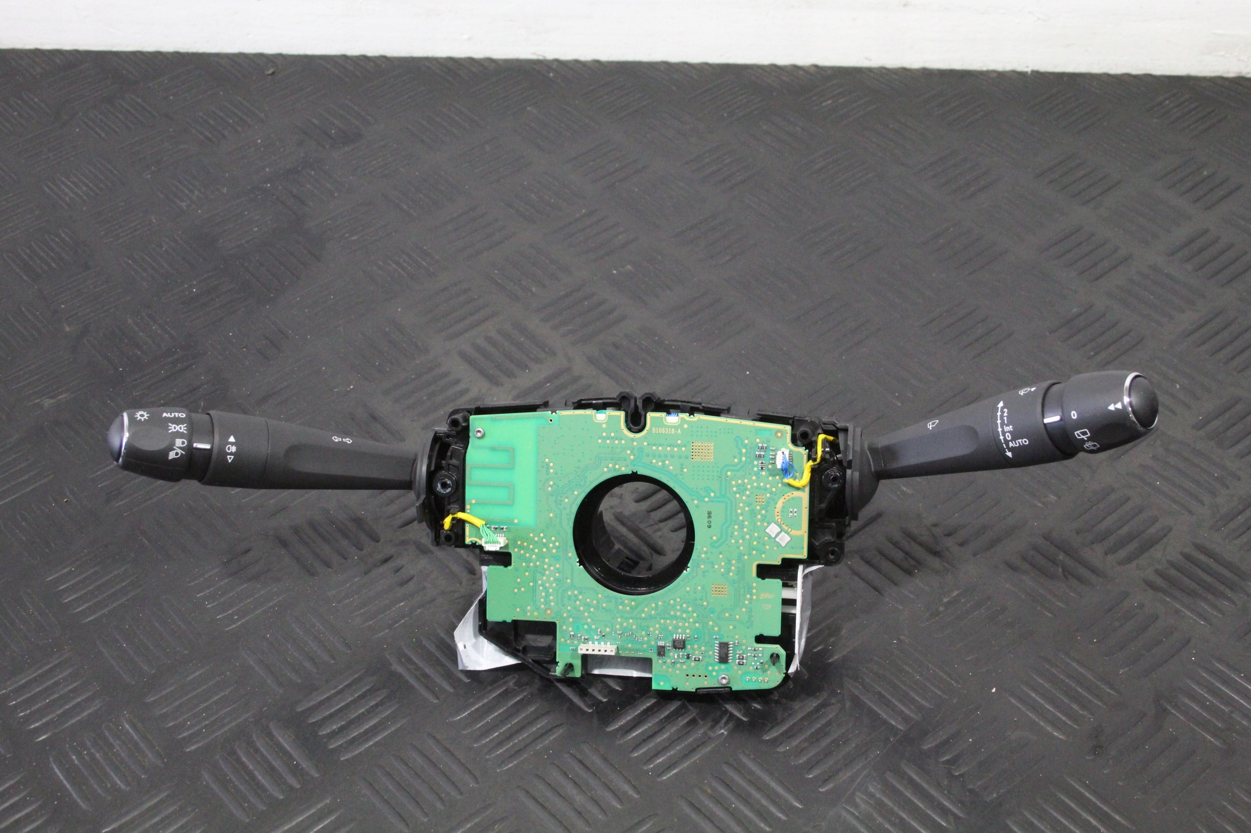 DEVIO LUCI DEVIO KIWEUNKOWSKAZOW tergicristalli PEUGEOT 208 II 2 98235557ZD