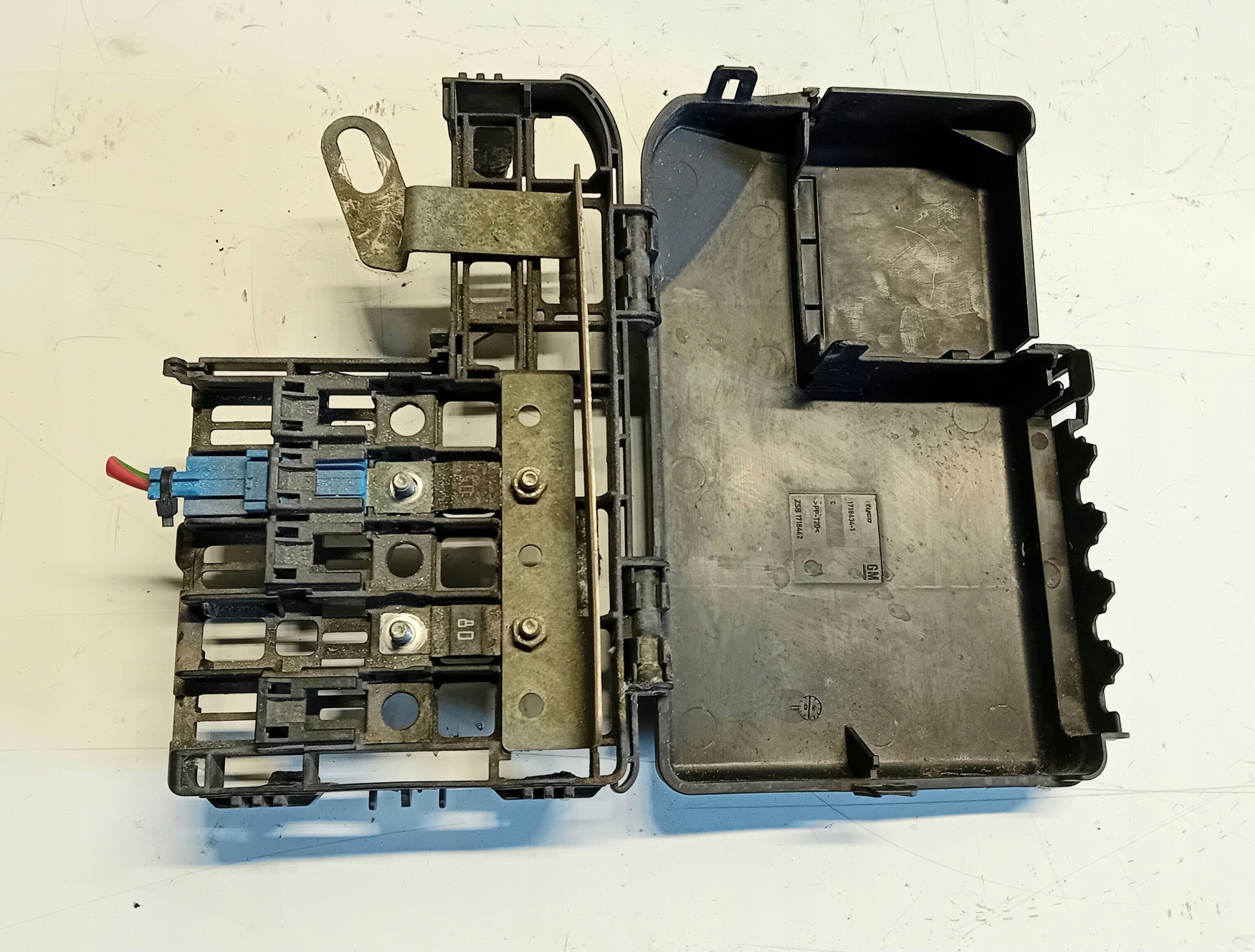compartment terminal 1.2 petrol OPEL CORSA D 1718434-1