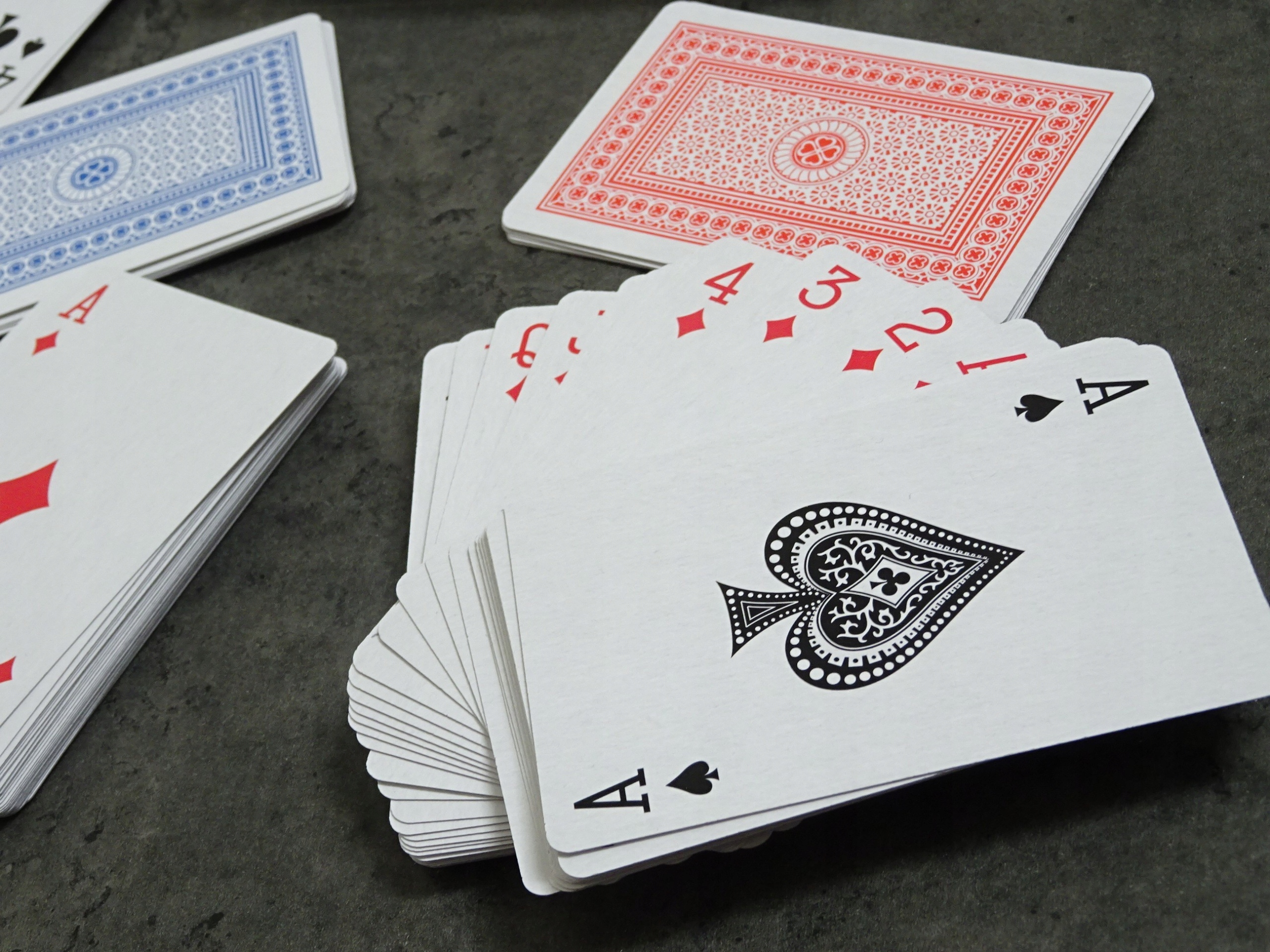 KARTY DO GRY 2 TALIE PREMIUM 2x56 kart PLASTIKOWE PUDEŁECZKO Minimalna liczba graczy 2