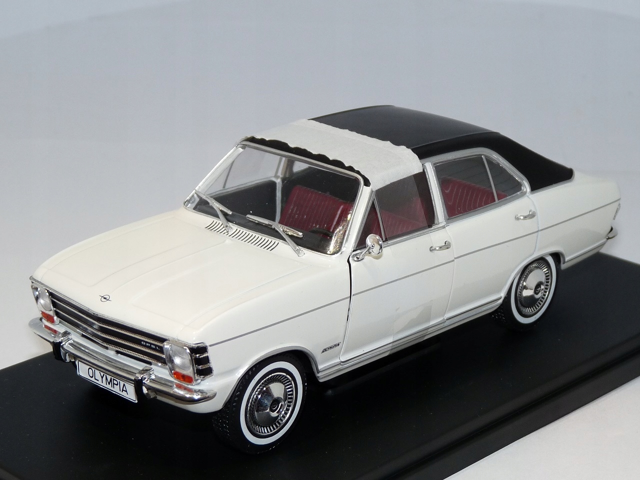 Opel Olympia A (1967) 1:24 Whitebox 124200