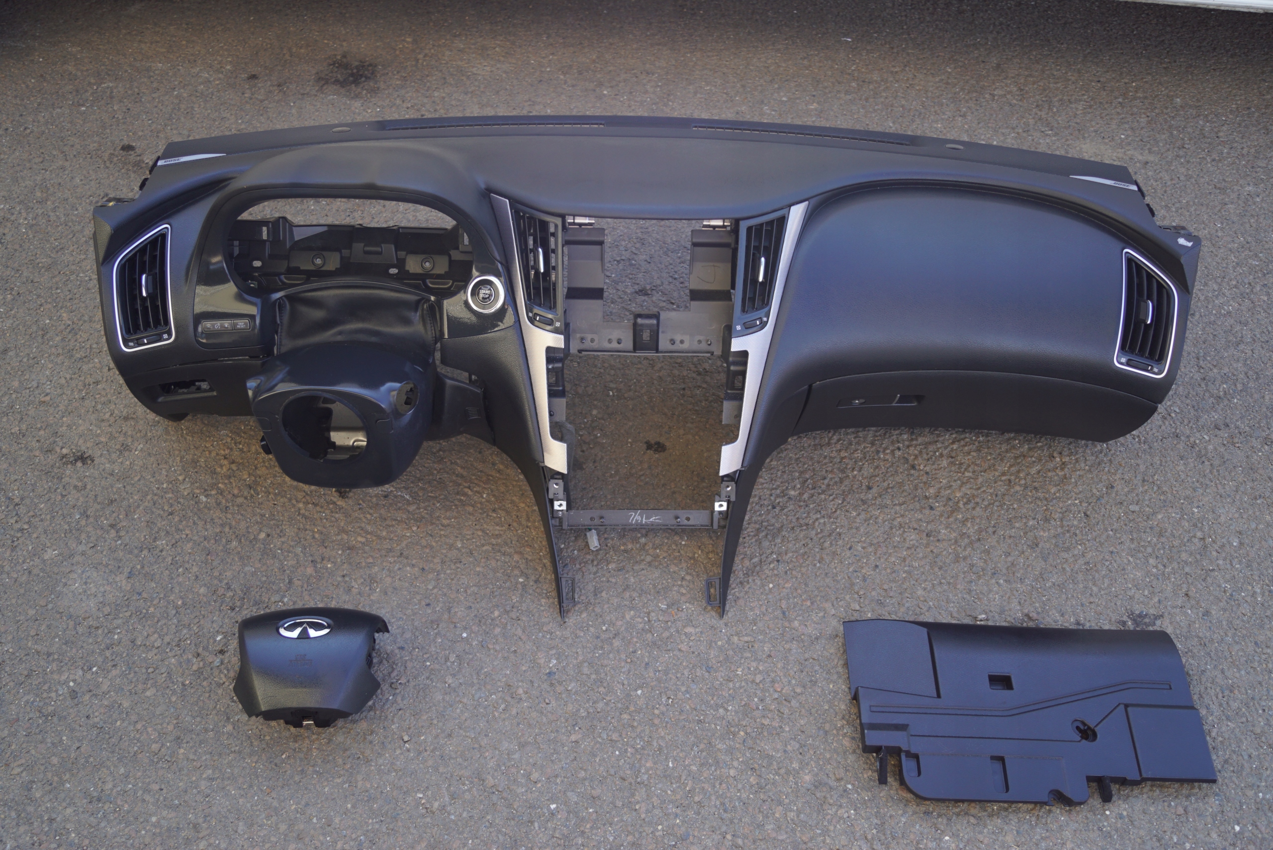 Бортовая консоль кабины INFINITI Q50