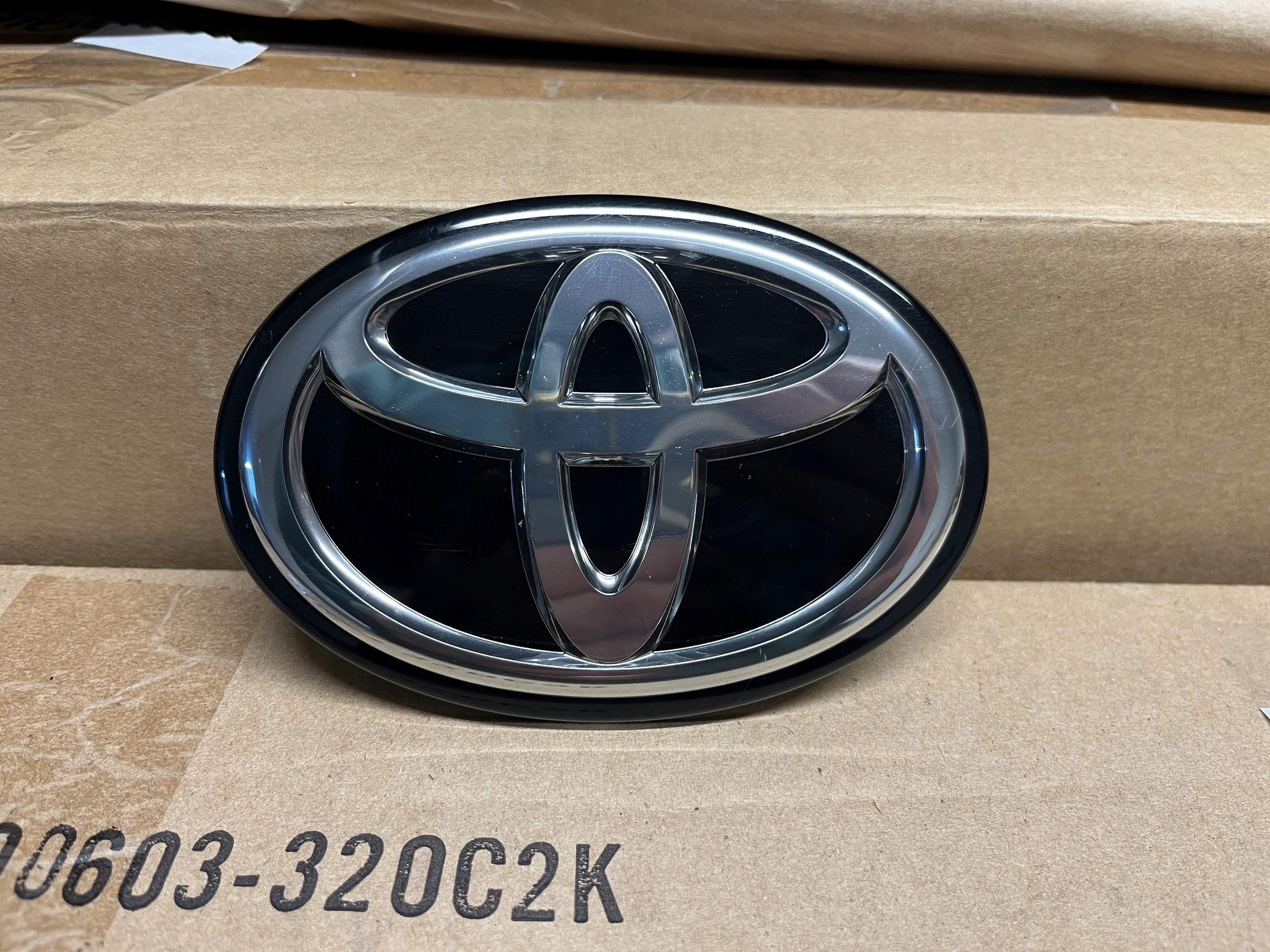 TOYOTA YARIS IV COROLLA GR SPORT EMBLEMAT ZNACZEK 90975-02148