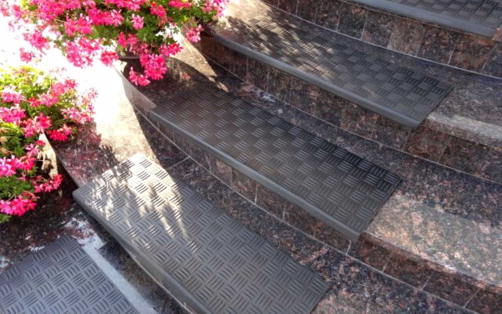 NAKŁAKDI NA SCHODY ANTYPOŚLIZGOWE GUMOWE GUMA ZEWNĘTRZNE BOLCE Materiał guma