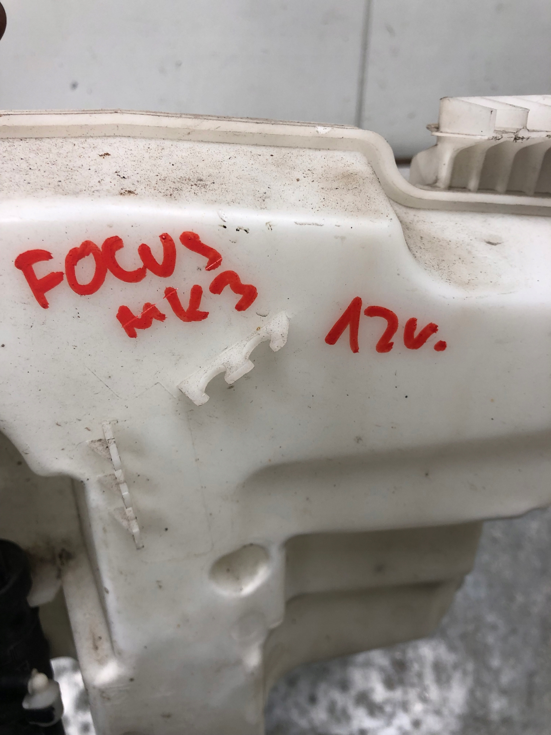 washer fluid tank FORD FOCUS MK3 BV61-17B613-AG