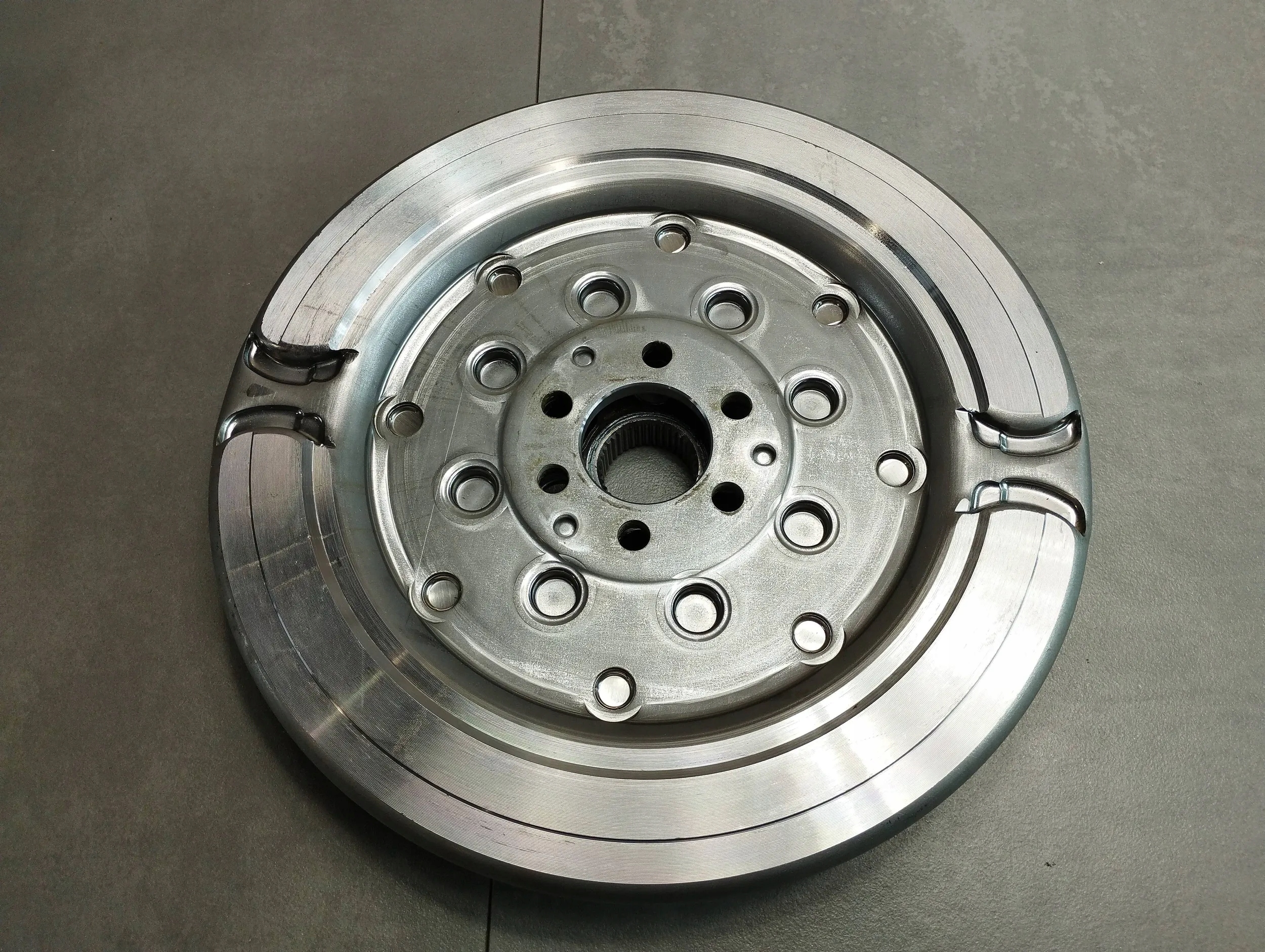 Cupra Formentor 04E105266AD wheel flywheel