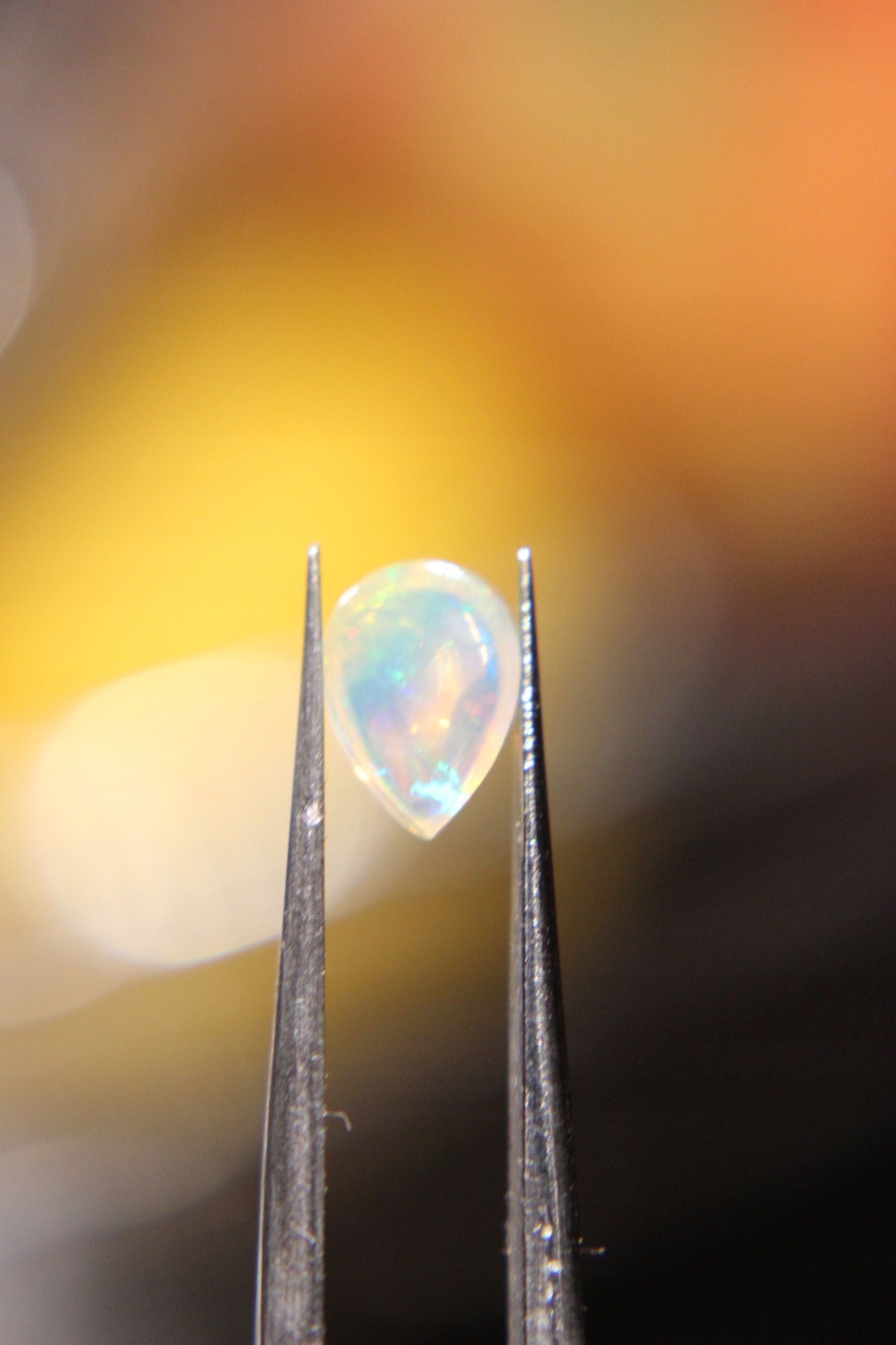 Opál ohnivý přírodní kámen 7 x 5 x 3 mm