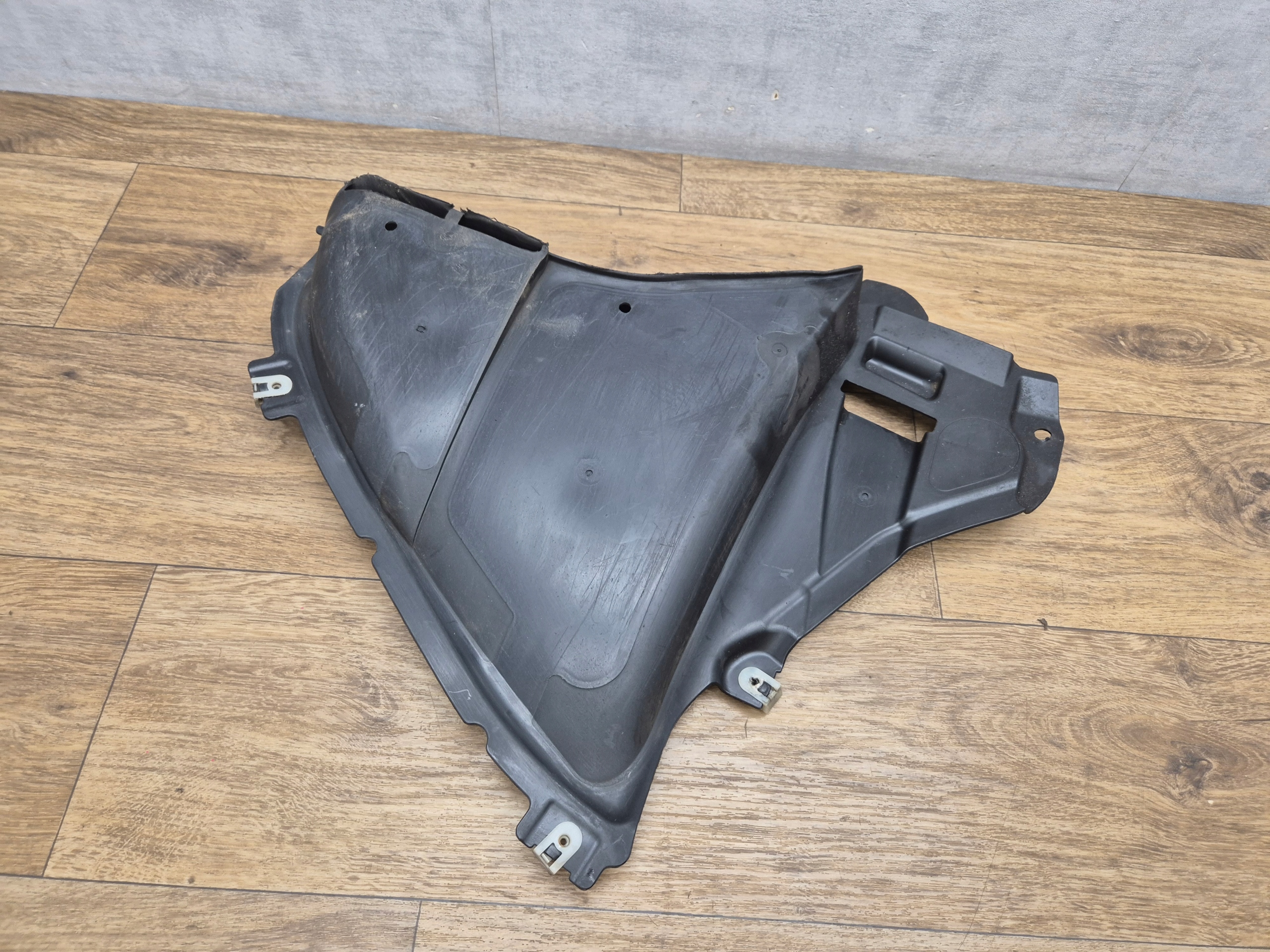 BMW 5 G30 G31 left TROJKAT mudguard cover lower front m-packet 8060031