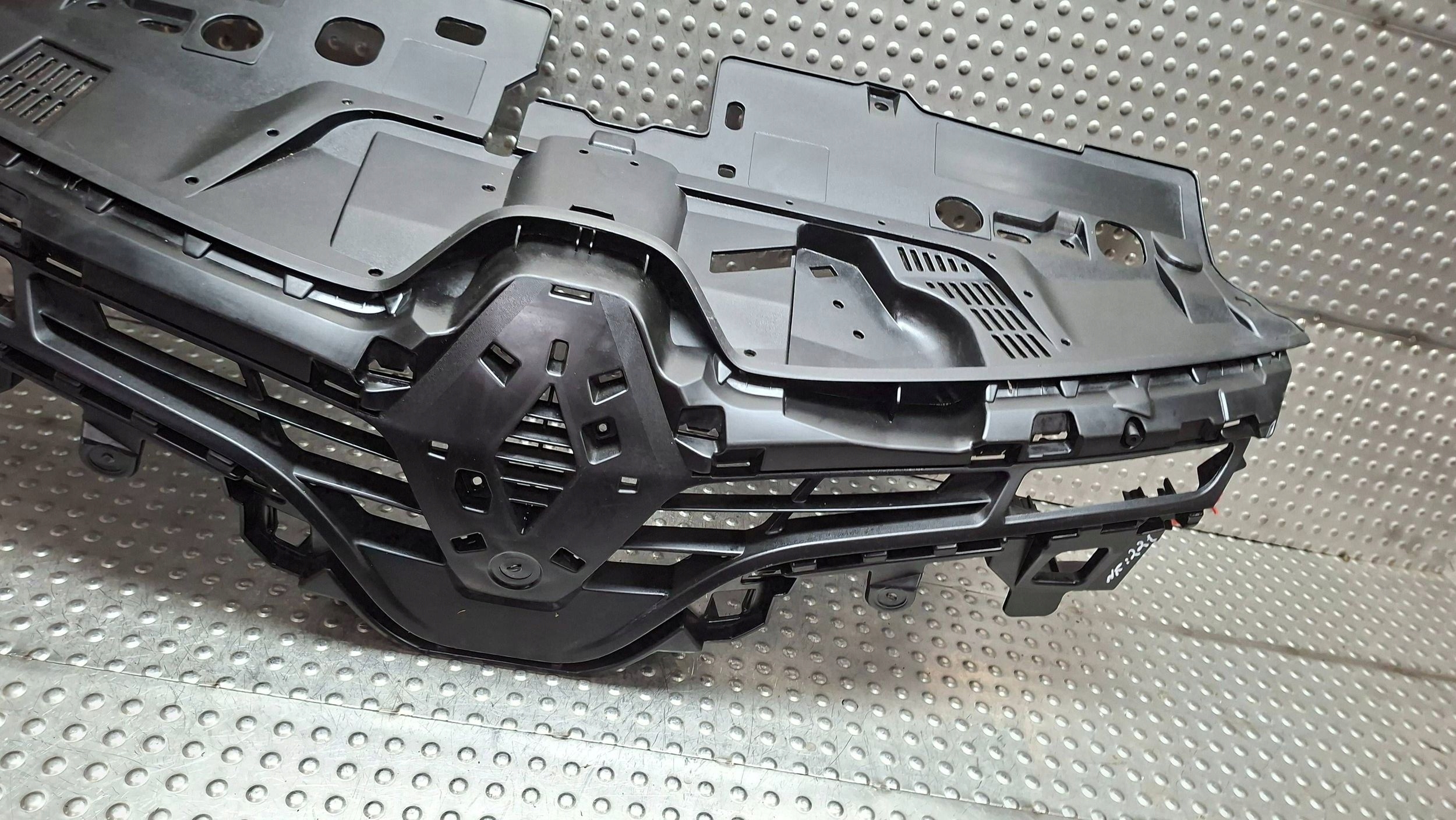 pillar grille of a bumper front replacement RENAULT CLIO IV 2012