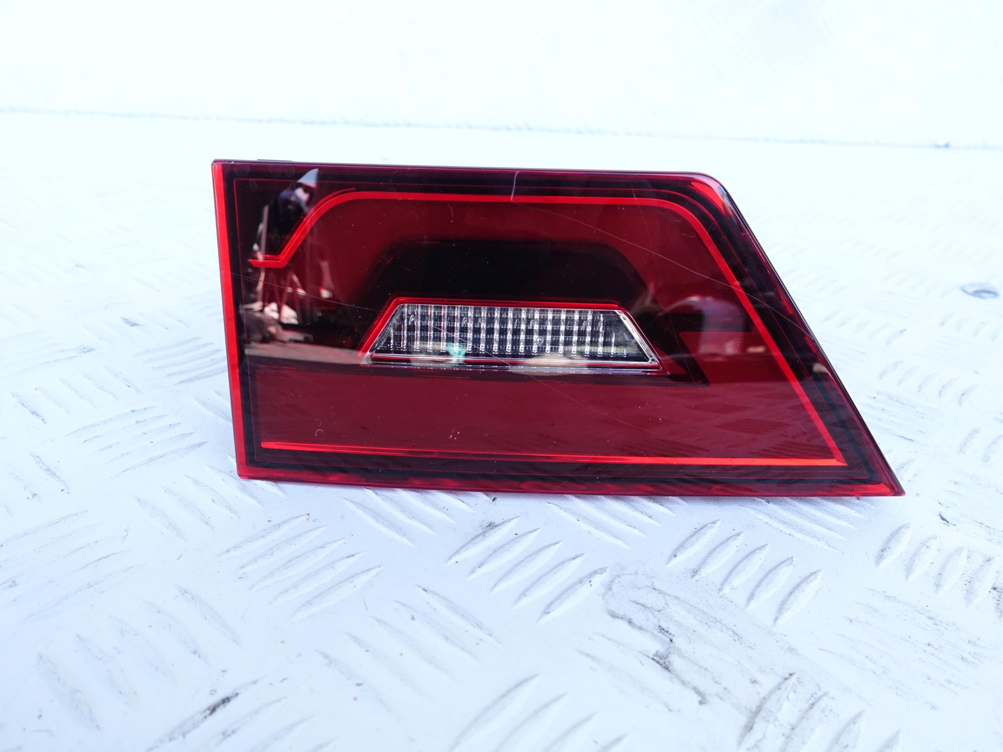 JAGUAR Е-PACE X540 LED ПРАВА ФАРА В ДВЕРІ БАГАЖНИКА ЗАД.