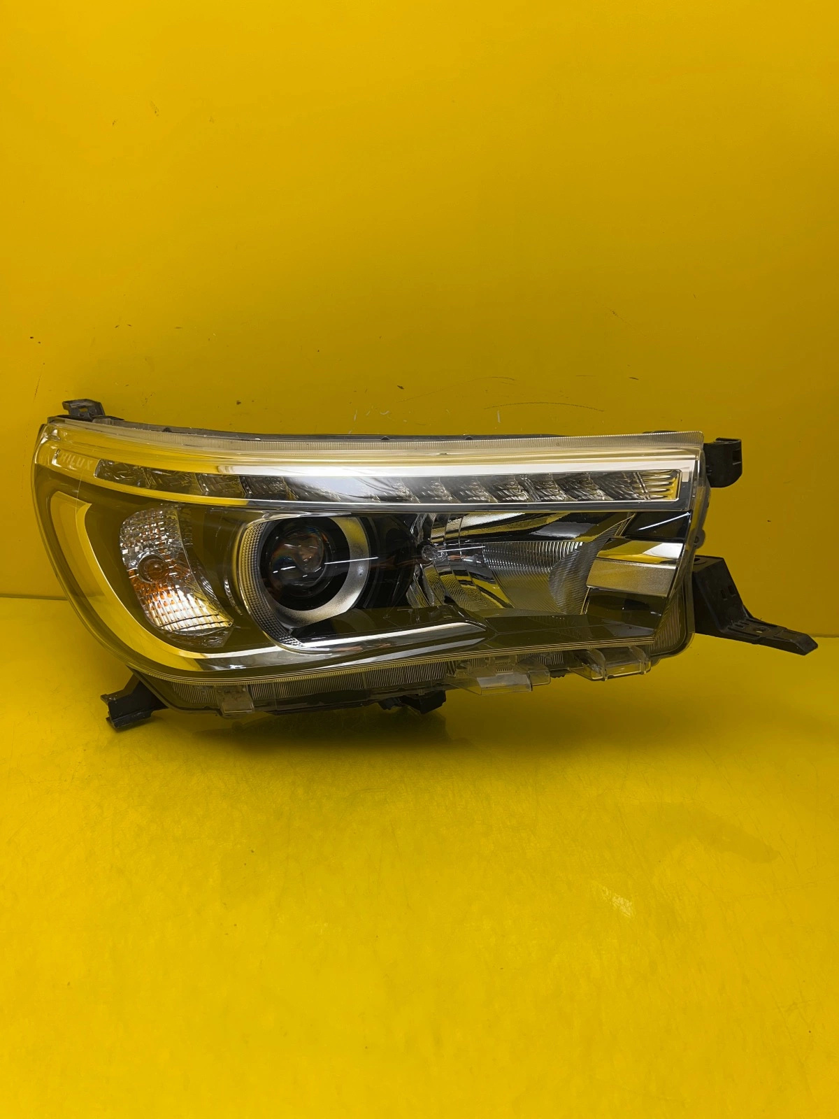 light right Toyota Hilux VIII Full Led 16-21