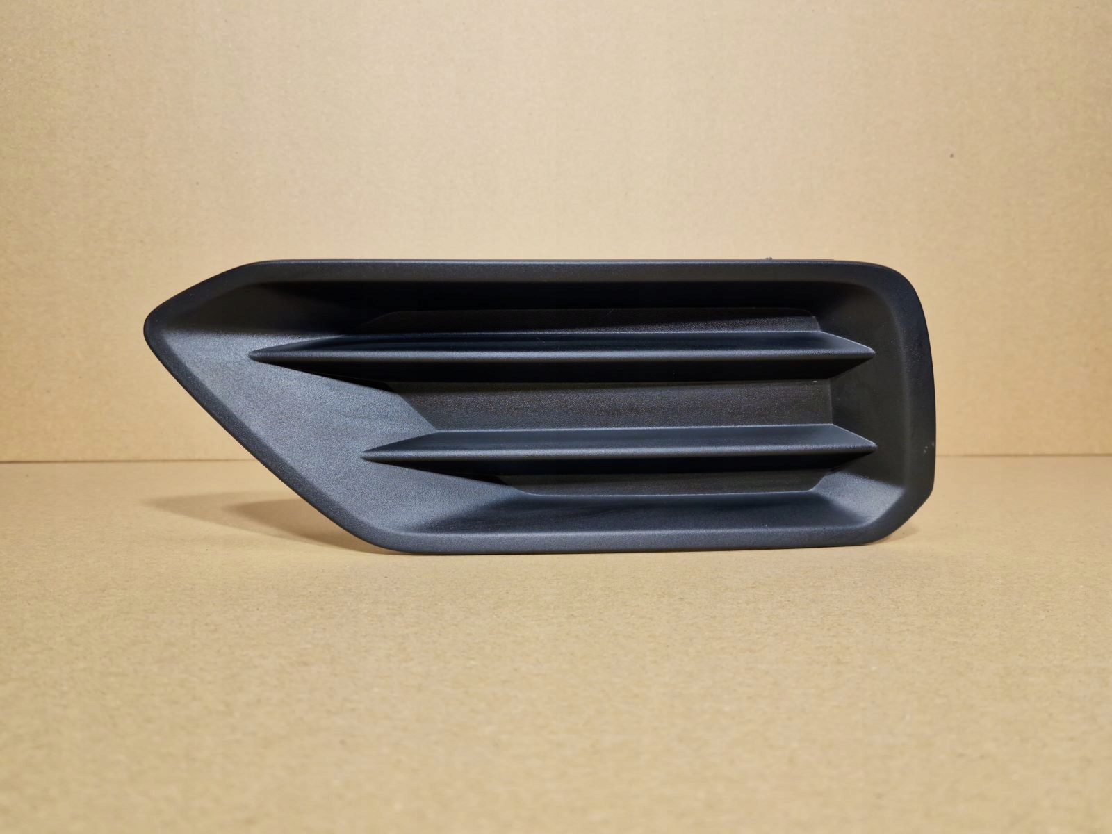 grid of a bumper left front VOLVO XC40 MOMENTUM 2019