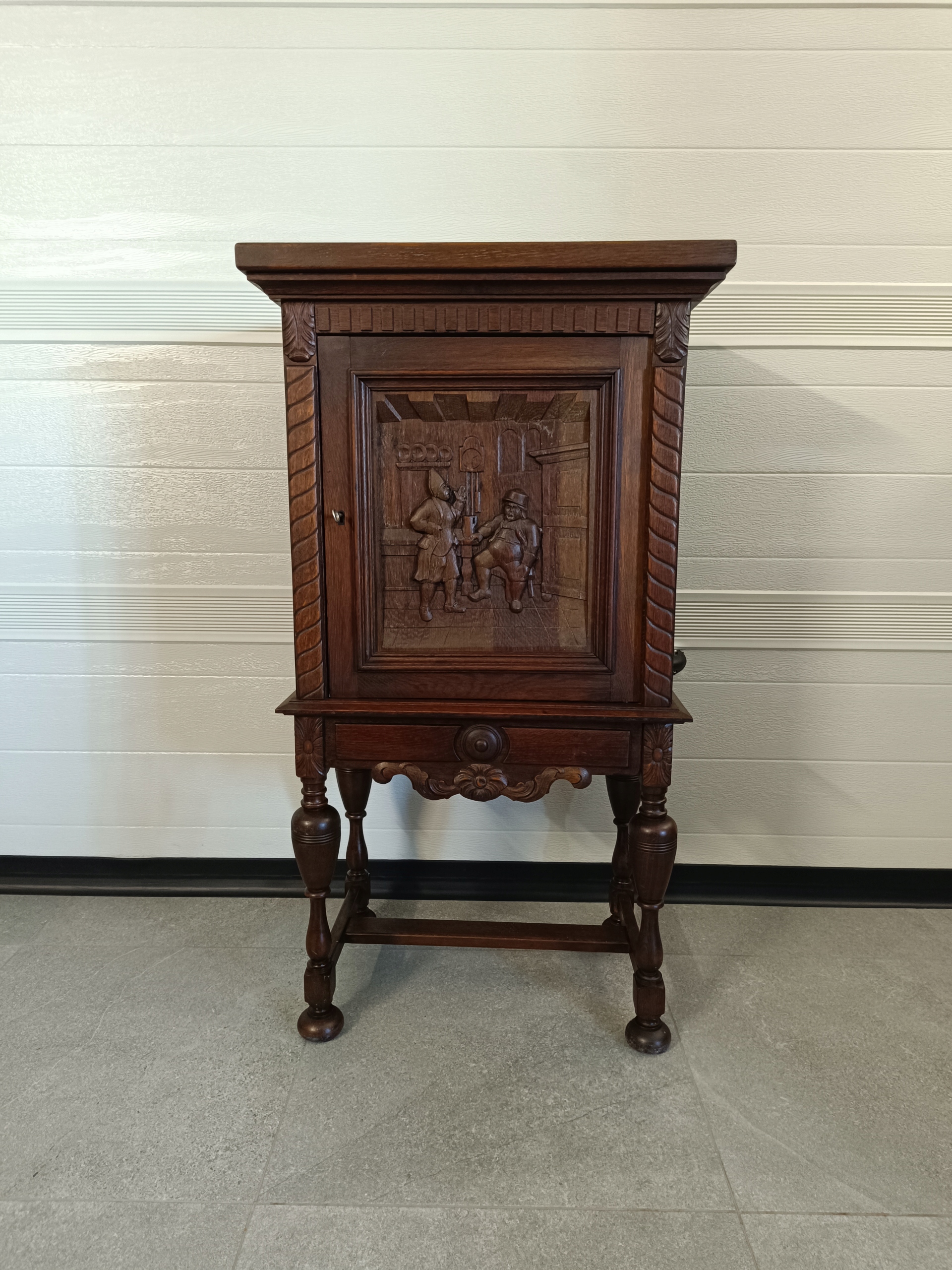 SZAFKA RZEŹBIONA NA DOKUMENTY POMIESZCZENIE Z DAWNYCH LAT IZBA