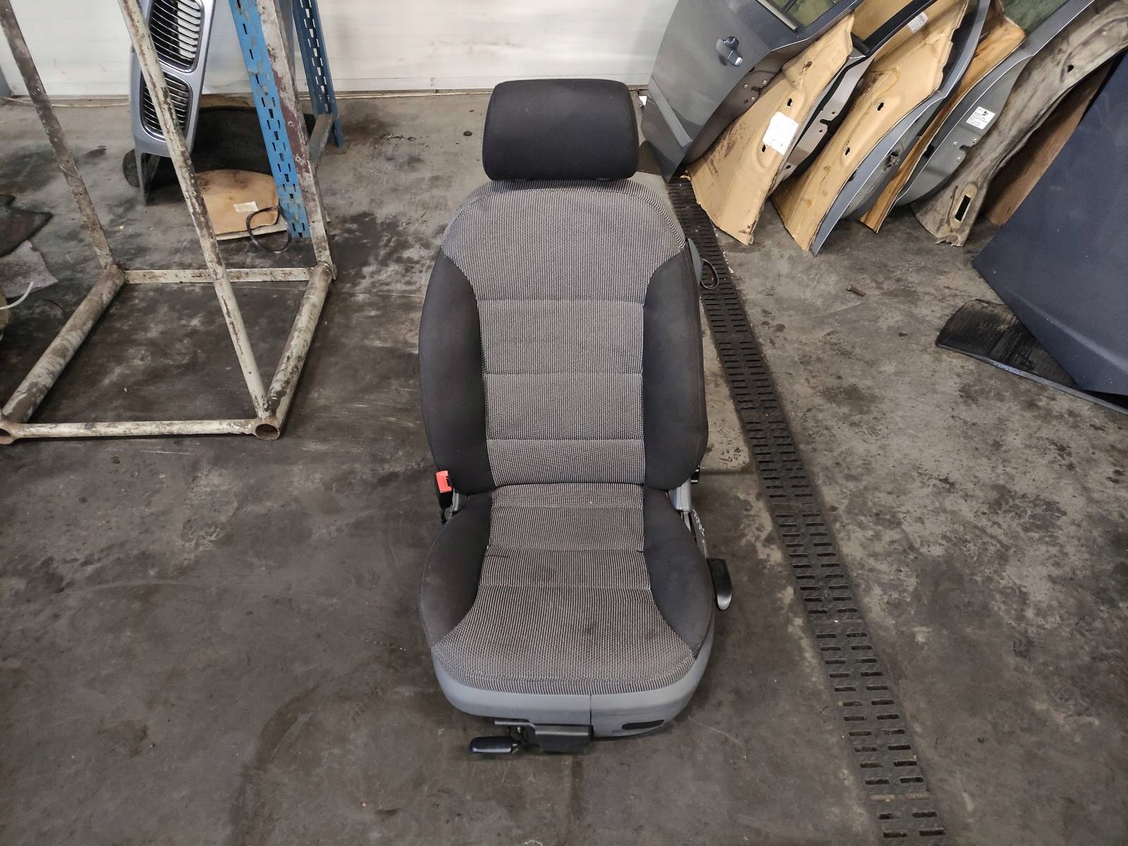 Переднє ліве сидіння AUDI A3 8L HB 3D