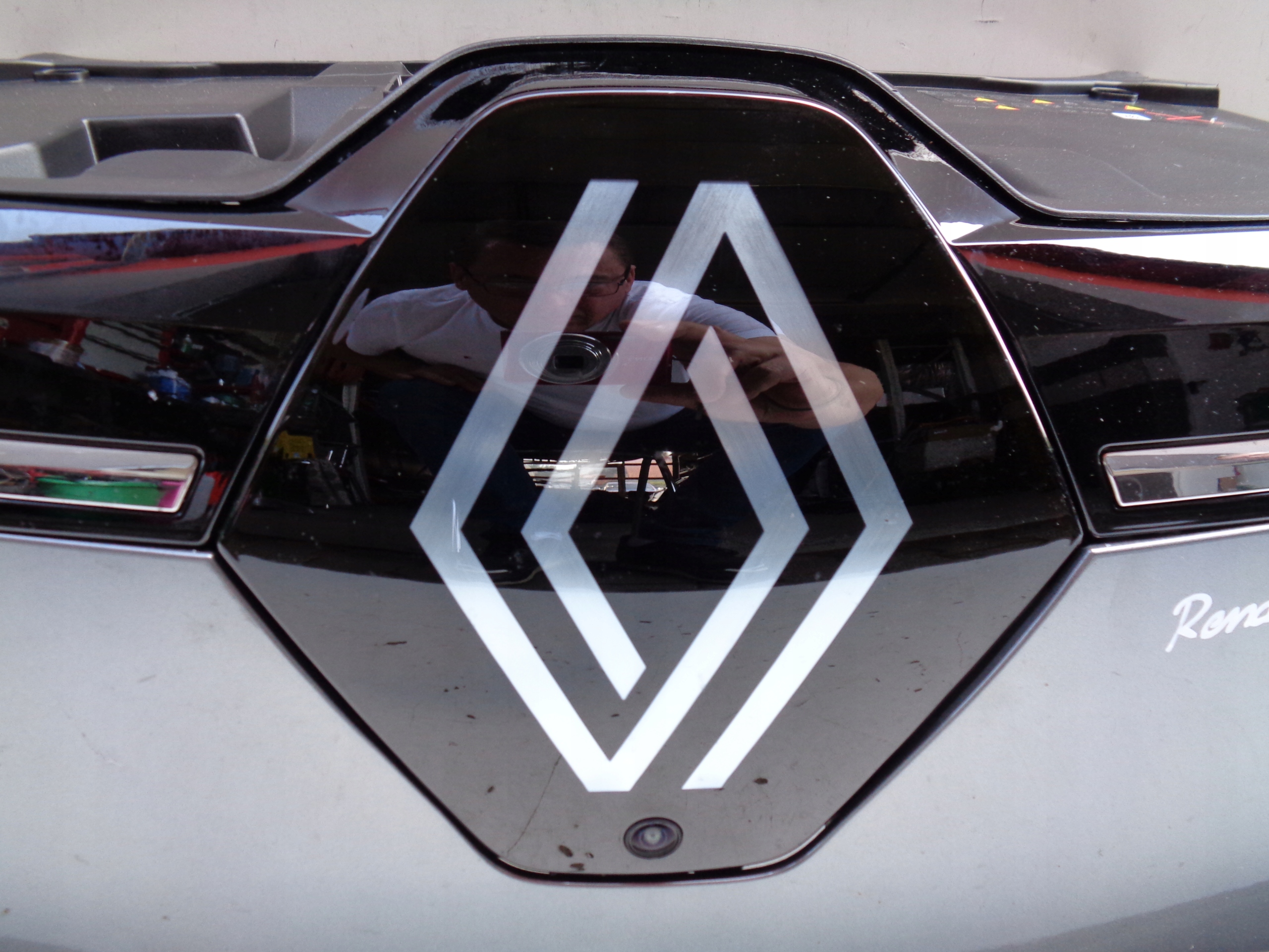 ATRAPA GRILL RENAULT MEGANE V E-TECH 23- POD KAMERE Typ samochodu Samochody osobowe