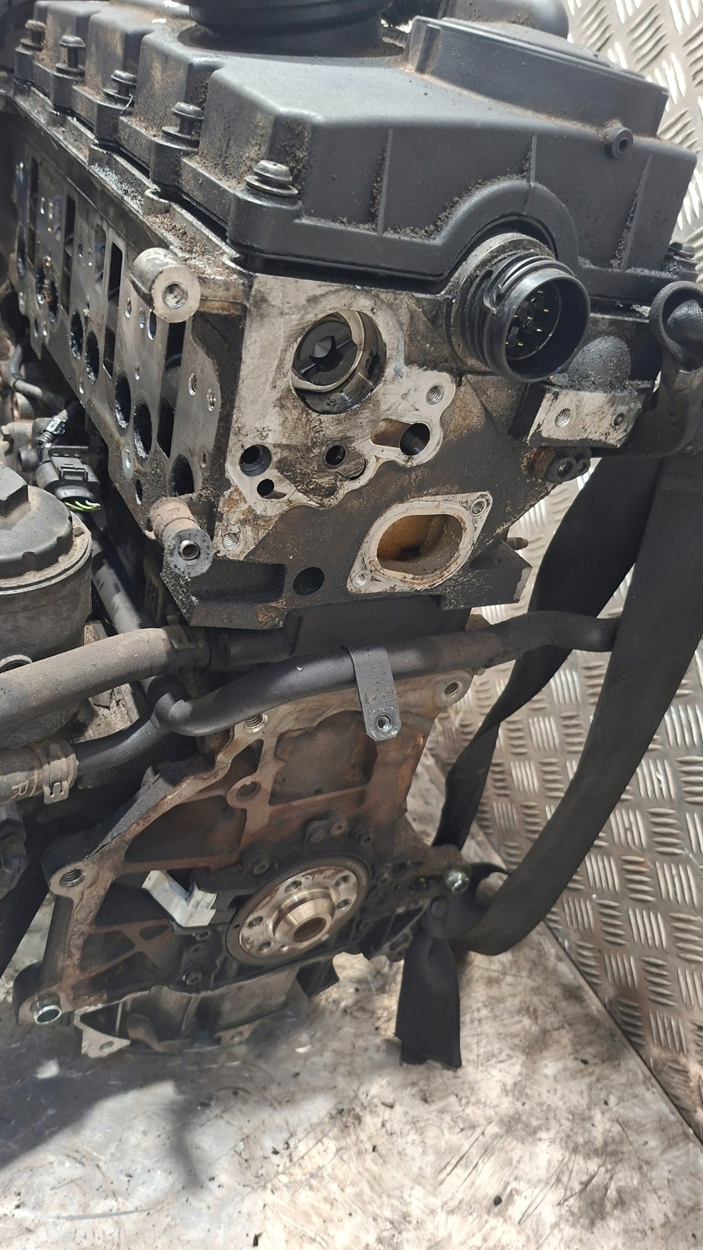 engine unprotected pillar VW PASSAT B6 2.0TDI BKP