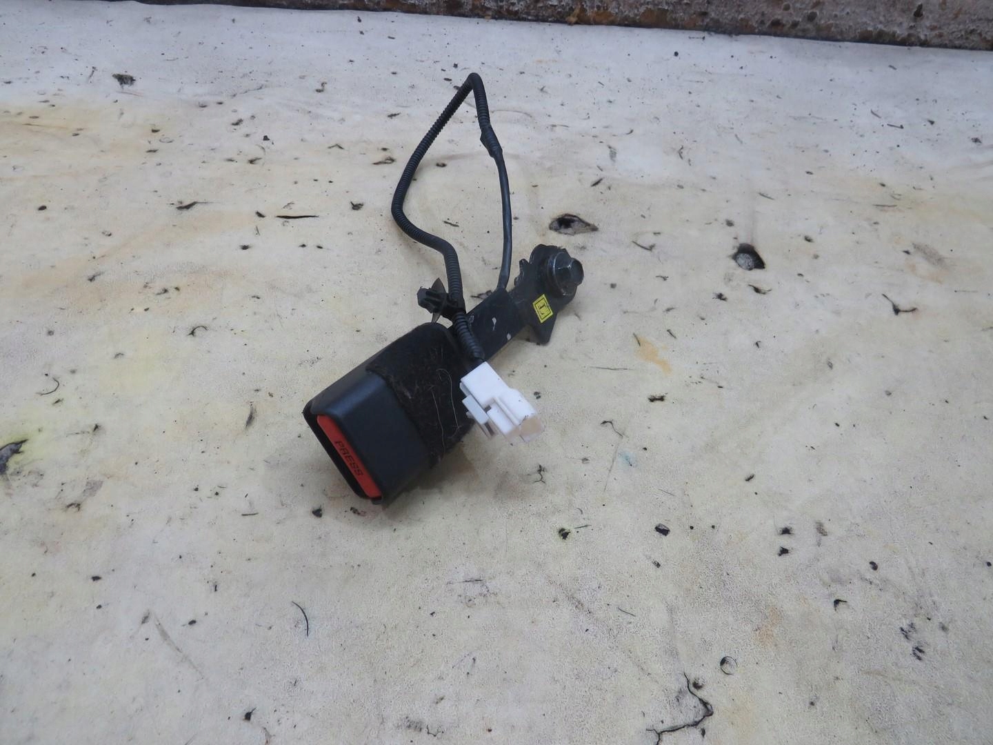 ZAPINKA BEZPIECZEŃSTWA ŚRODKOWY TYŁ CARENS IV