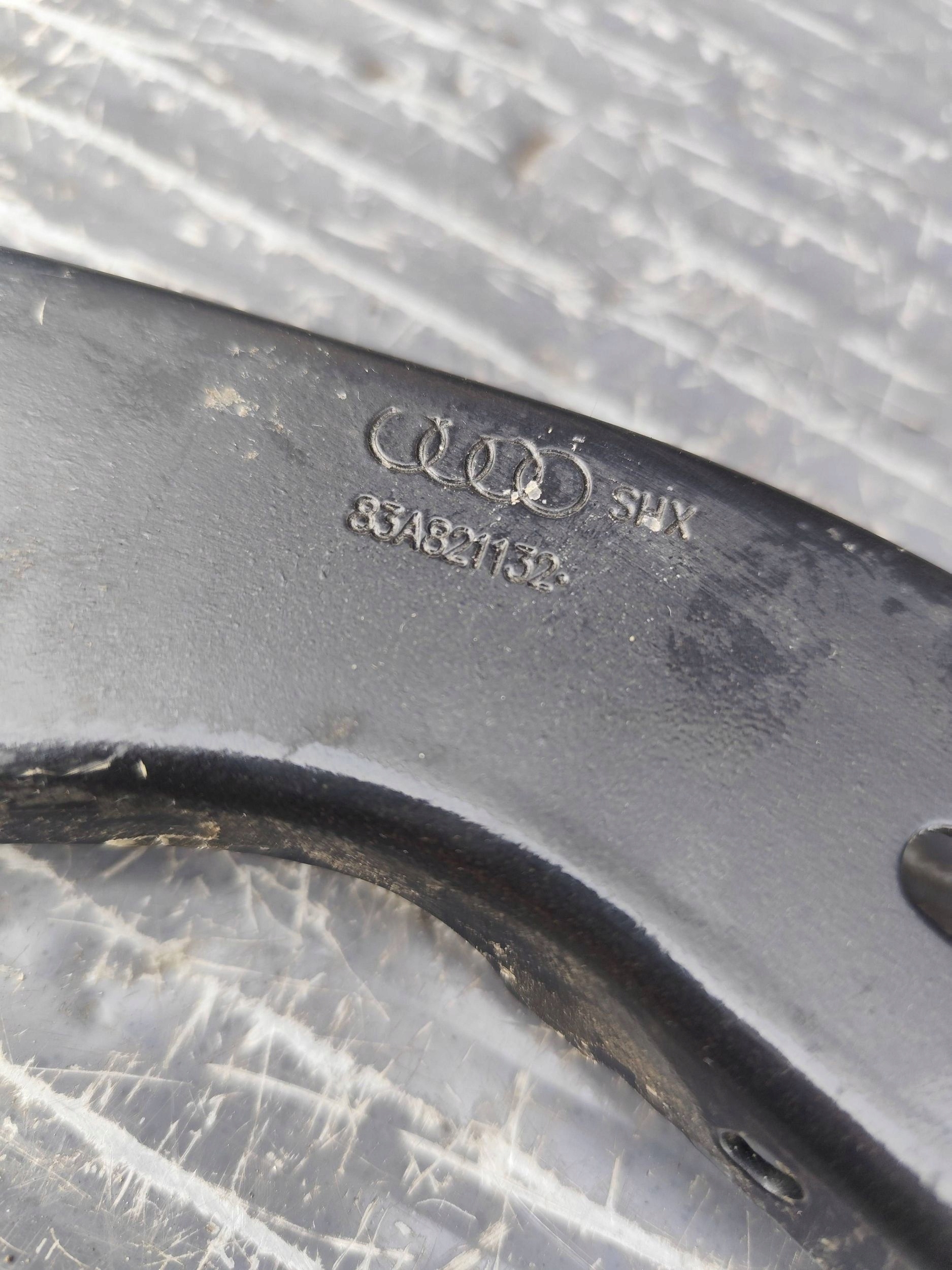 AUDI Q3 II 83A staffa parafango Destro 83A821132