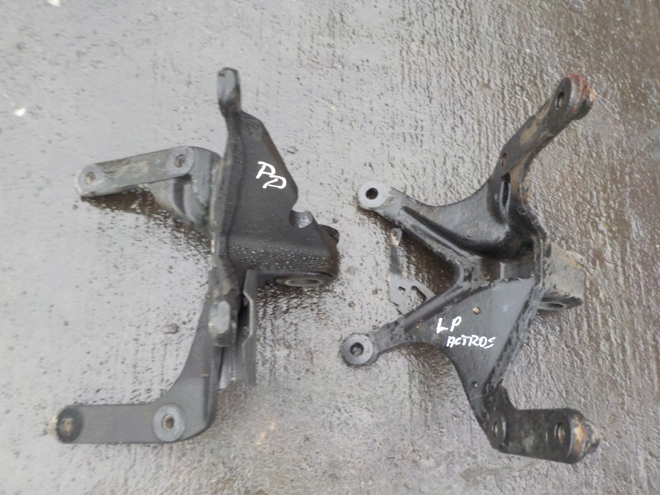 ACTROS MP4 ЛАПА КРОНШТЕЙН ОПРОКИДЫВАНИЯ КАБИНЫ