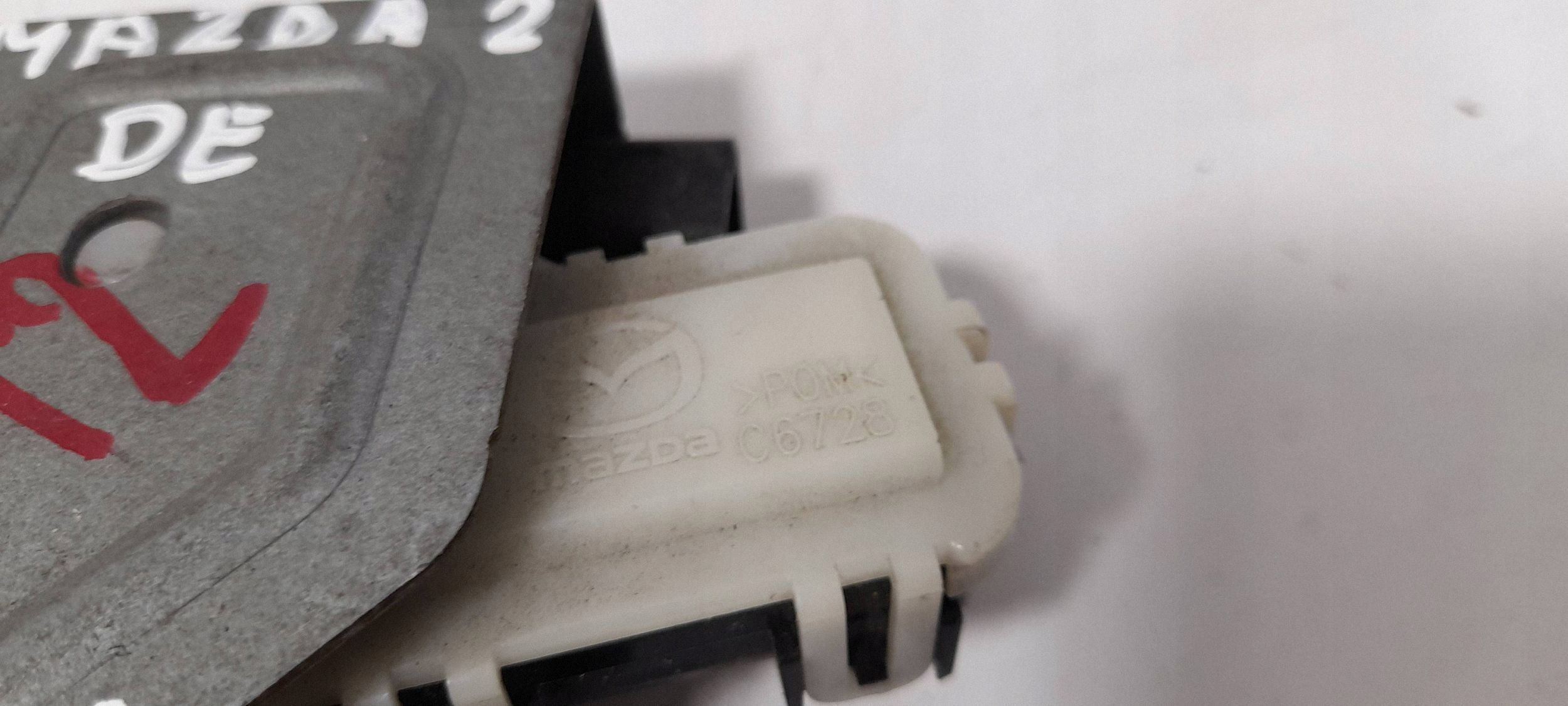 Mazda 2 DE 2007-2014r lock bonnet boot C6728 (ZB329)