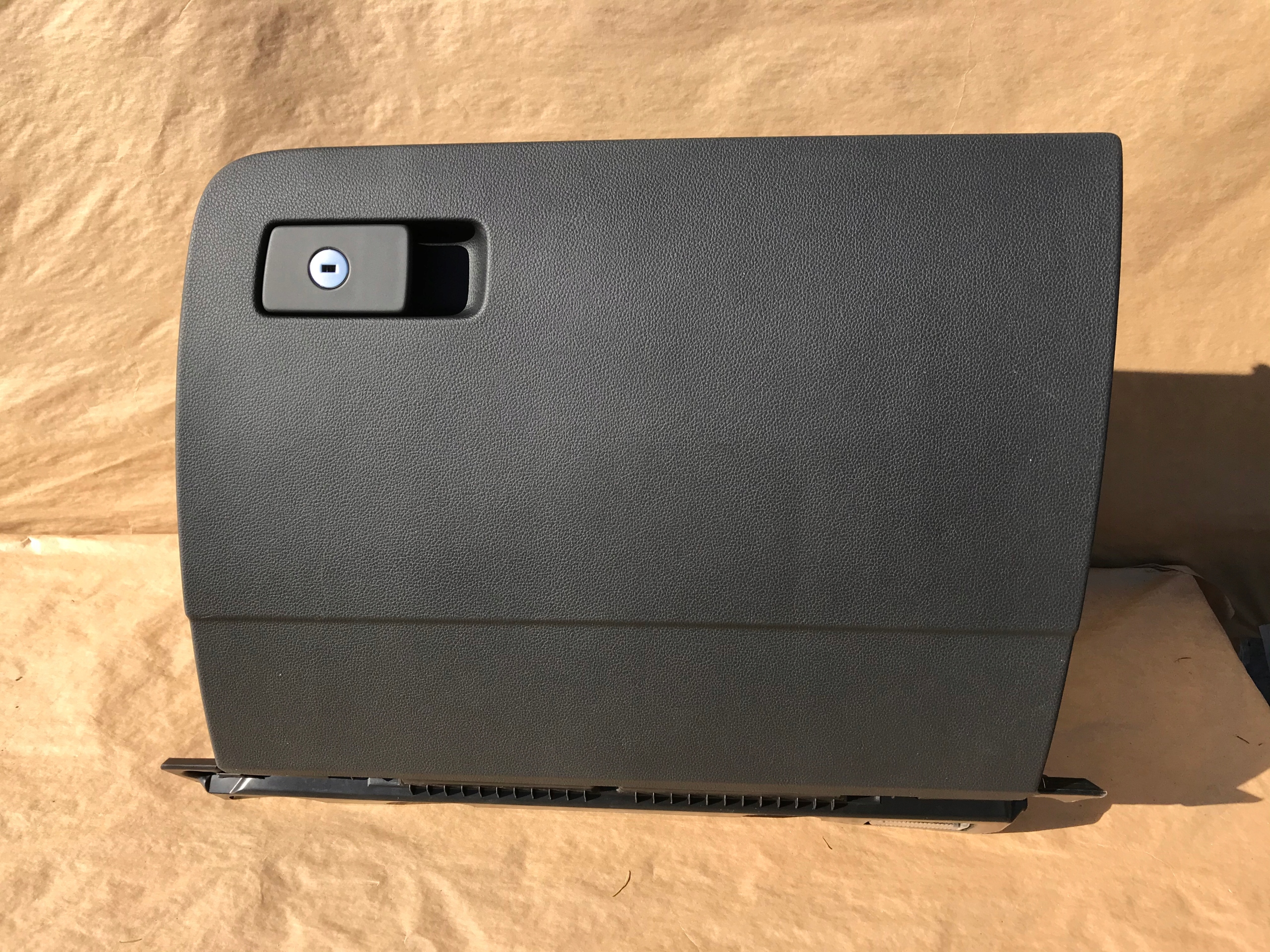 SCHOWEK PASAŻERA VW PASSAT B8 3G1857097A RA3