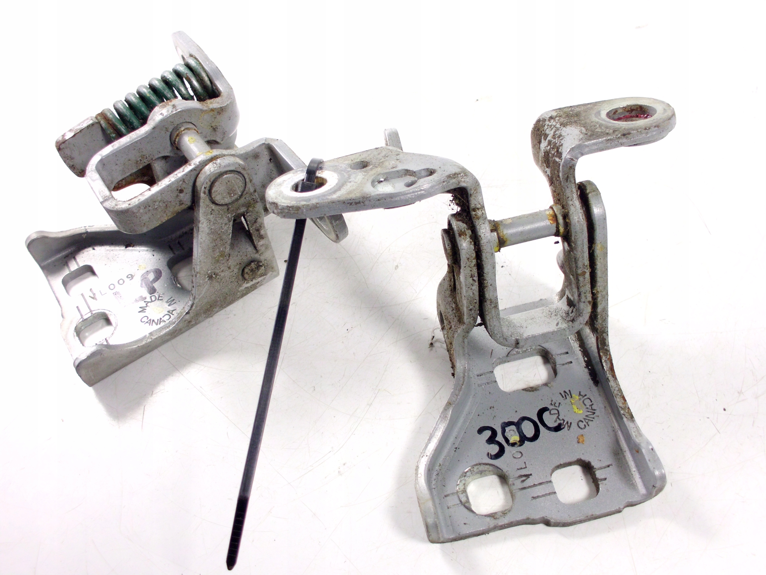 CHRYSLER 300C I ZAWIASY DRZWI LEWY PRZOD PARA Part number ZAWLPLXEAB55