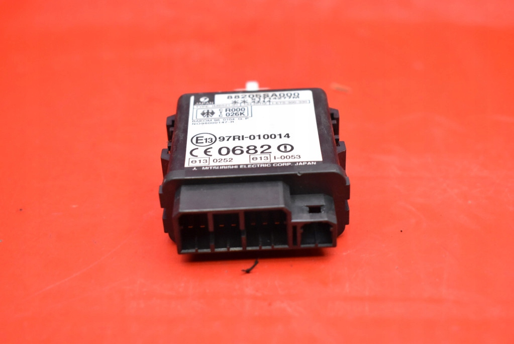 control unit module IMMO 88205SA000 SUBARU FORESTER 2 II 2.0 B 125 KM 4X4 02-05