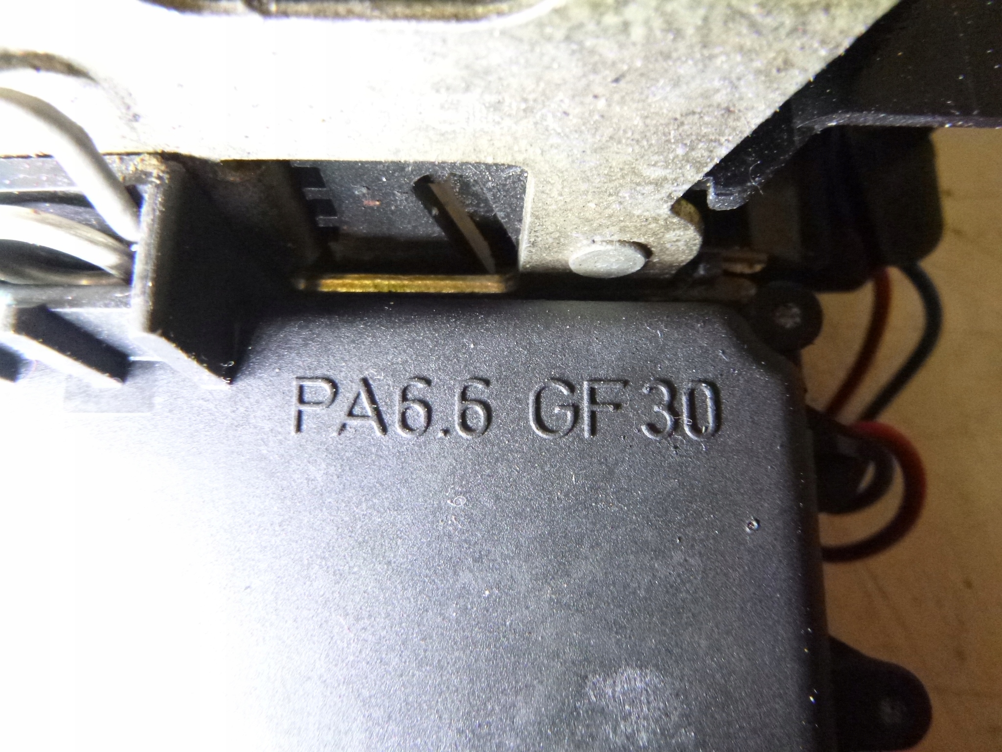 lock door rear part left Volkswagen Bora 2000r. kombi