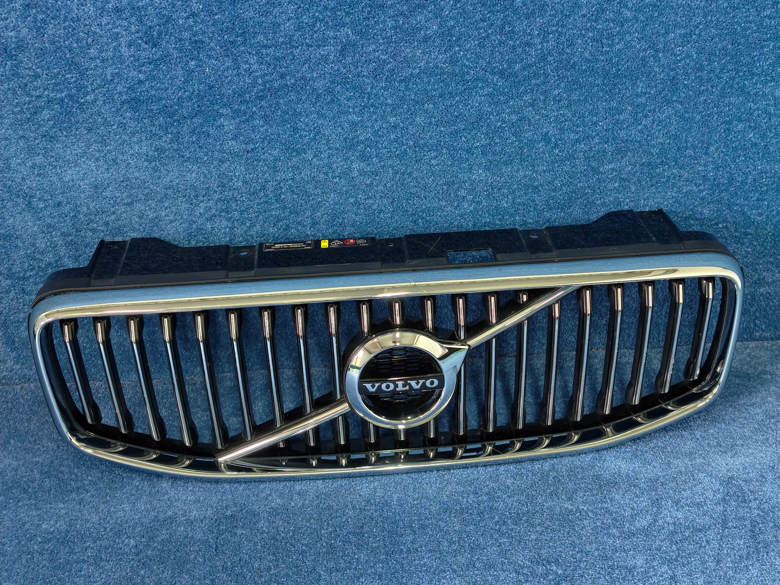 VOLVO XC60 II front prekladgrill radiator CHROM original 31425535 OPIS!