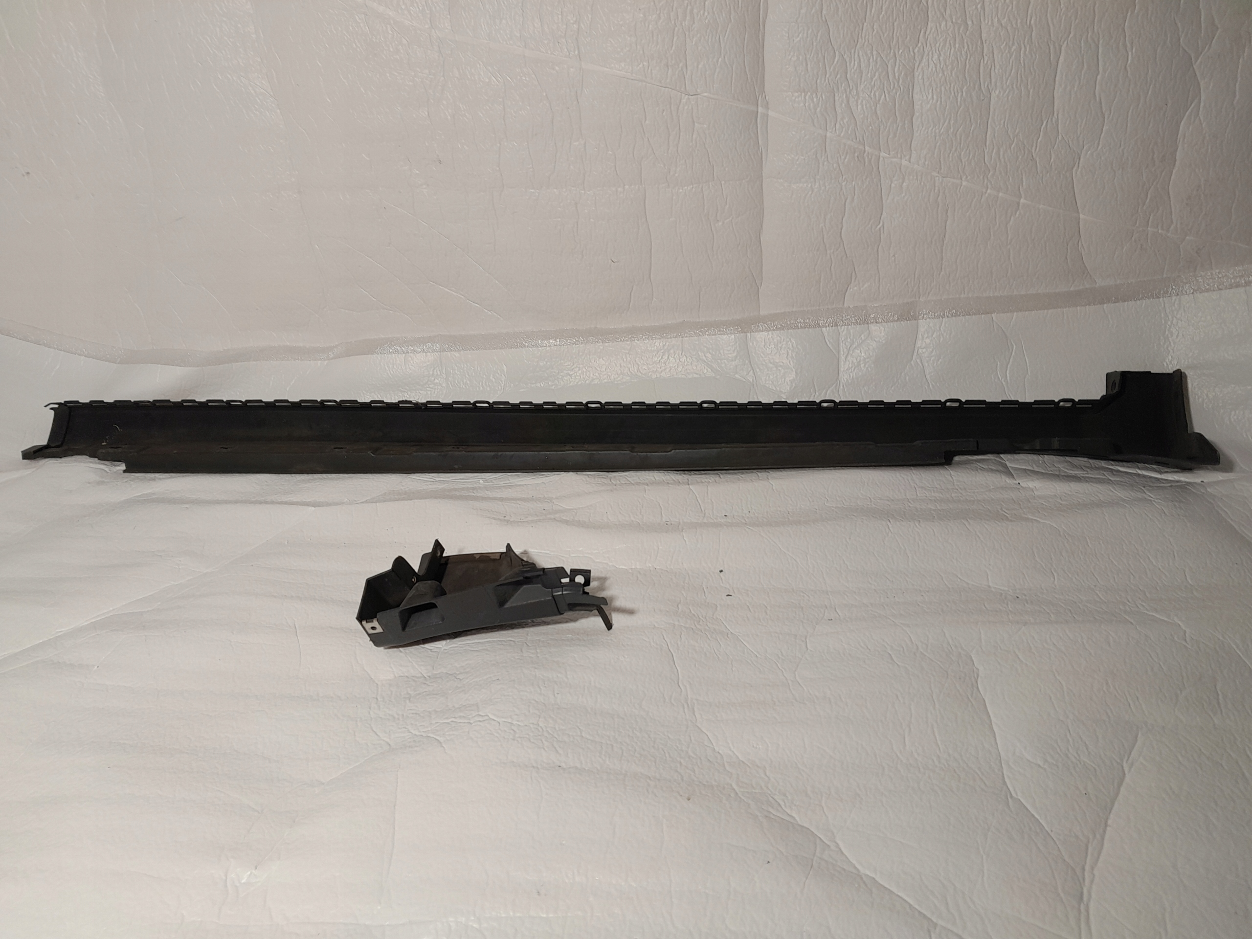 AUDI A4 B7 lišta krytka PRAHU 8E0853579B 8E0853859
