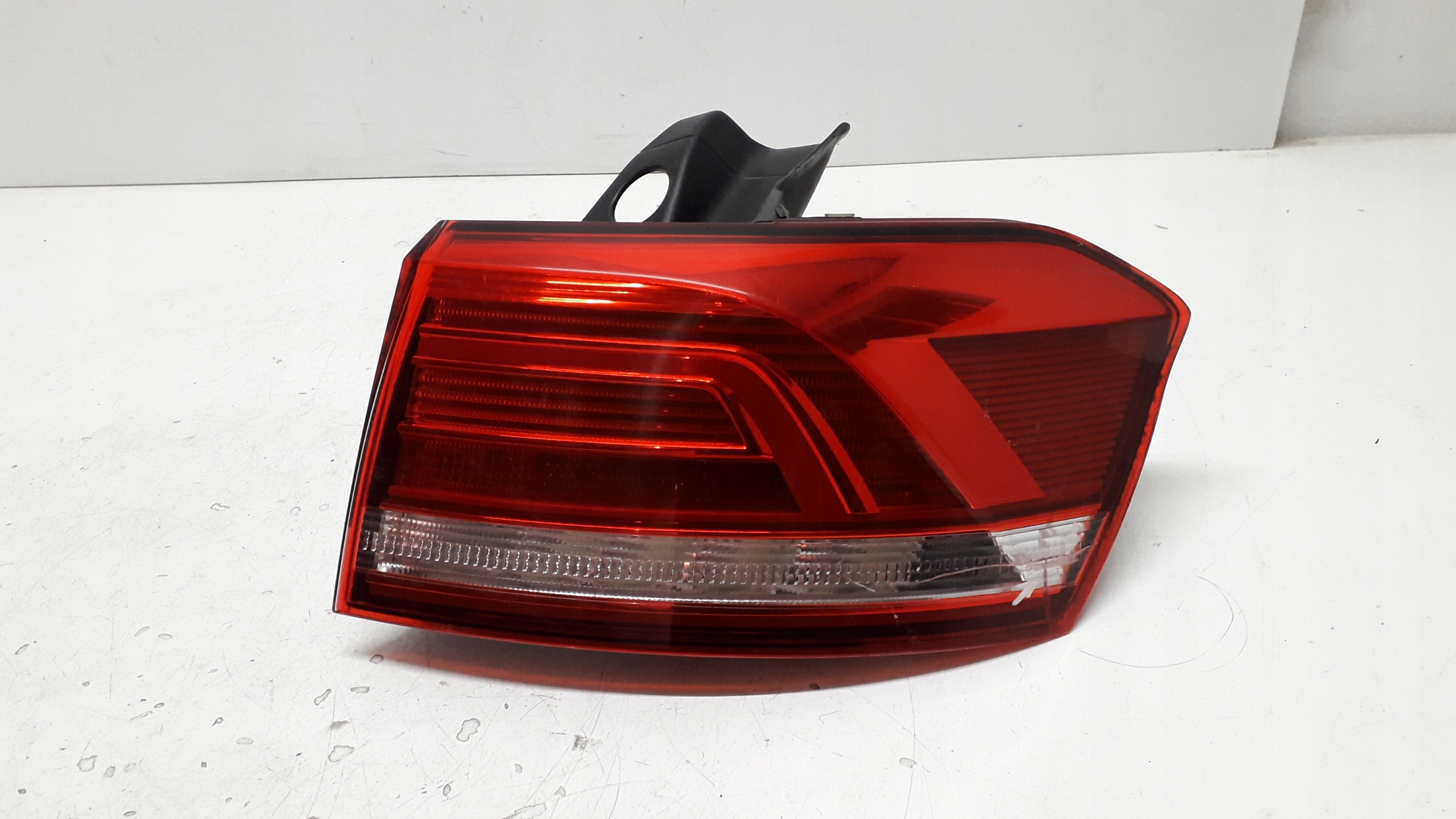 VW PASSAT B8 KOMBI LAMPA PRAWA TYŁ 3G9945312