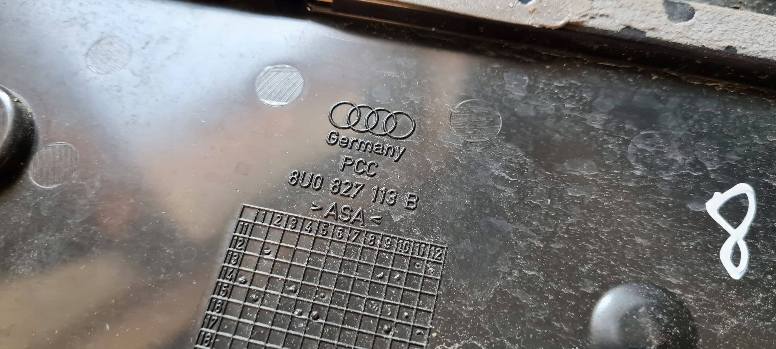 Audi Q3 8U 2013 Elementy mocujace 8U0827113B