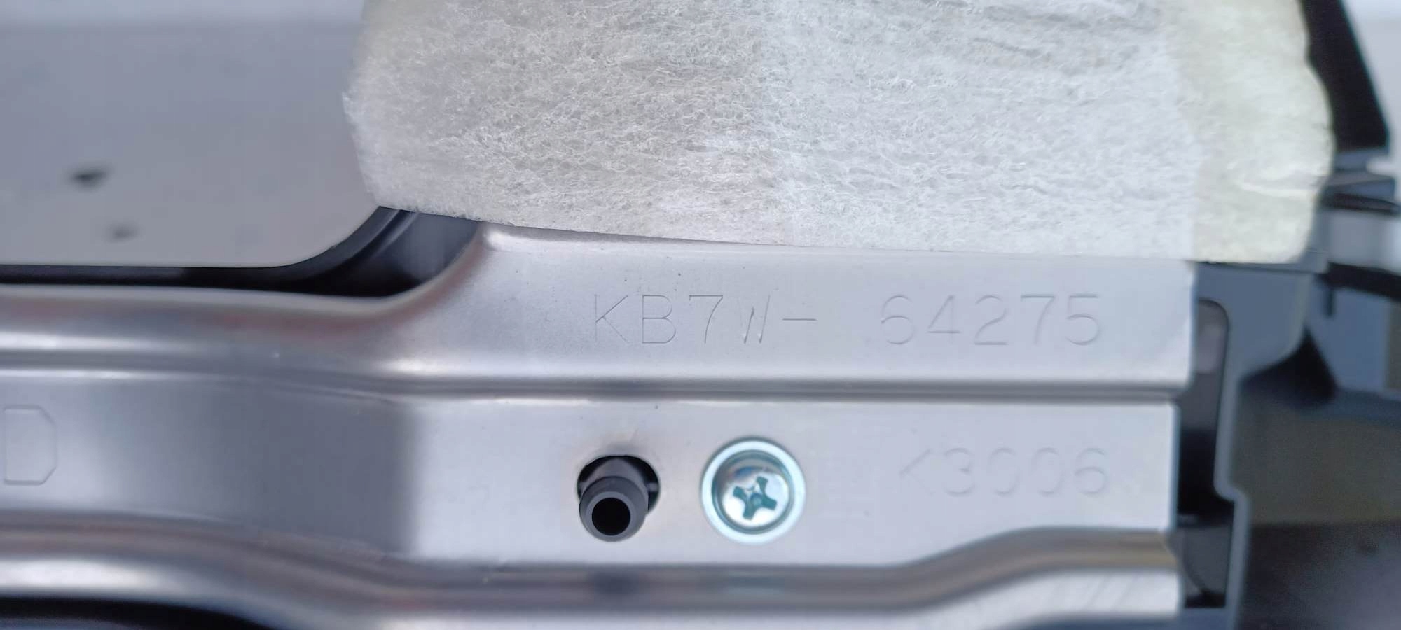 mazda II бардачок KB7W-64261
