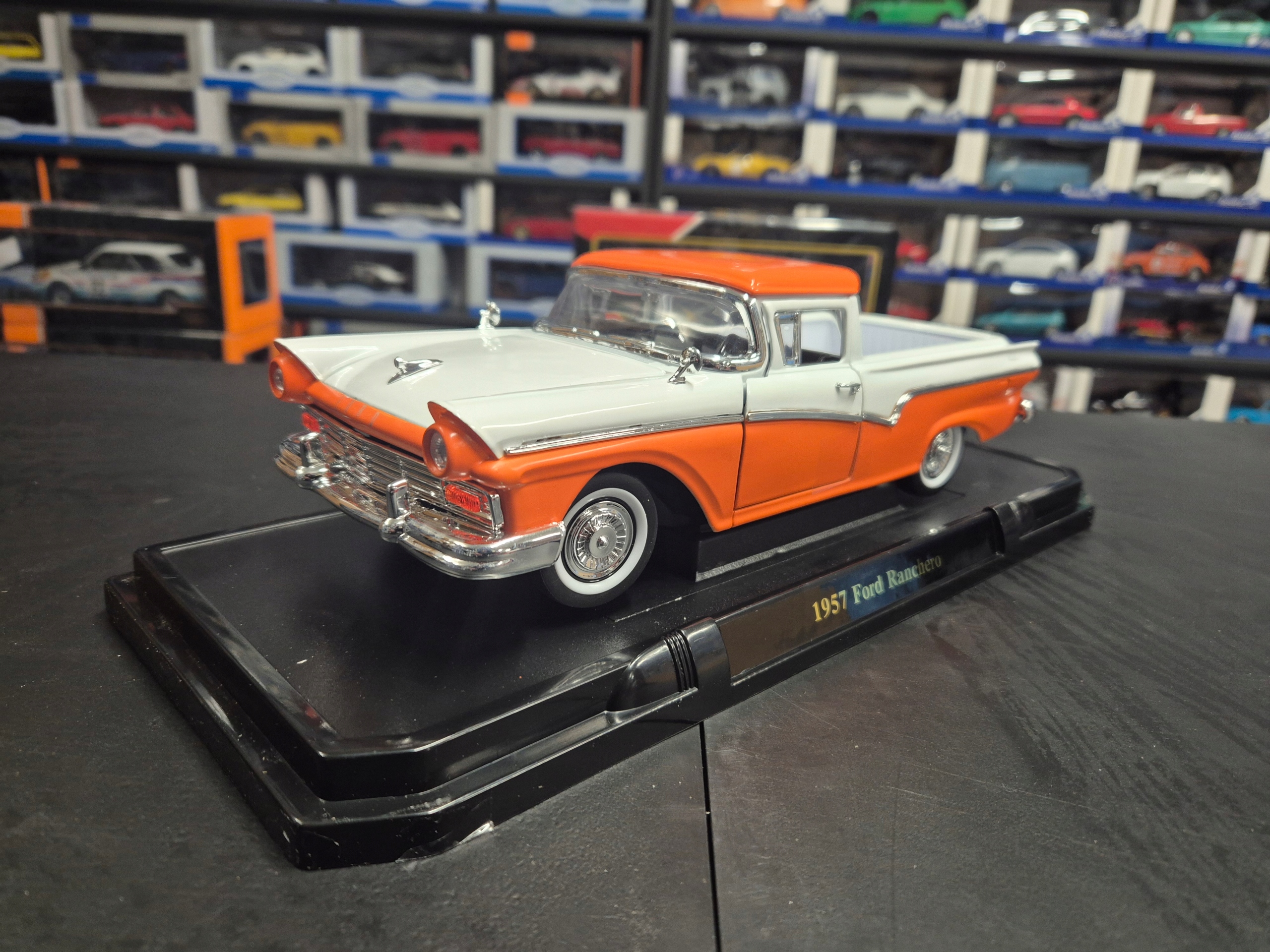 FORD RANCHERO 1957 1/18 ROAD SIGNATURE LCD 92208 Model RANCHERO