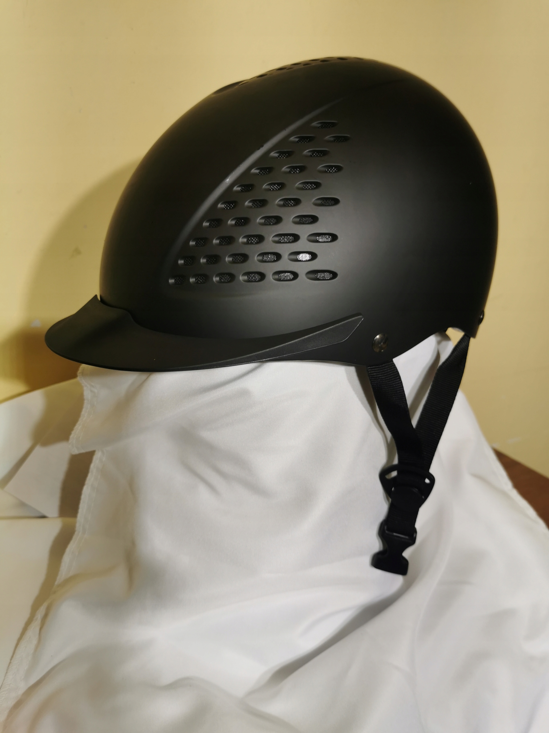 Kask jeździecki z regulacją i atestem