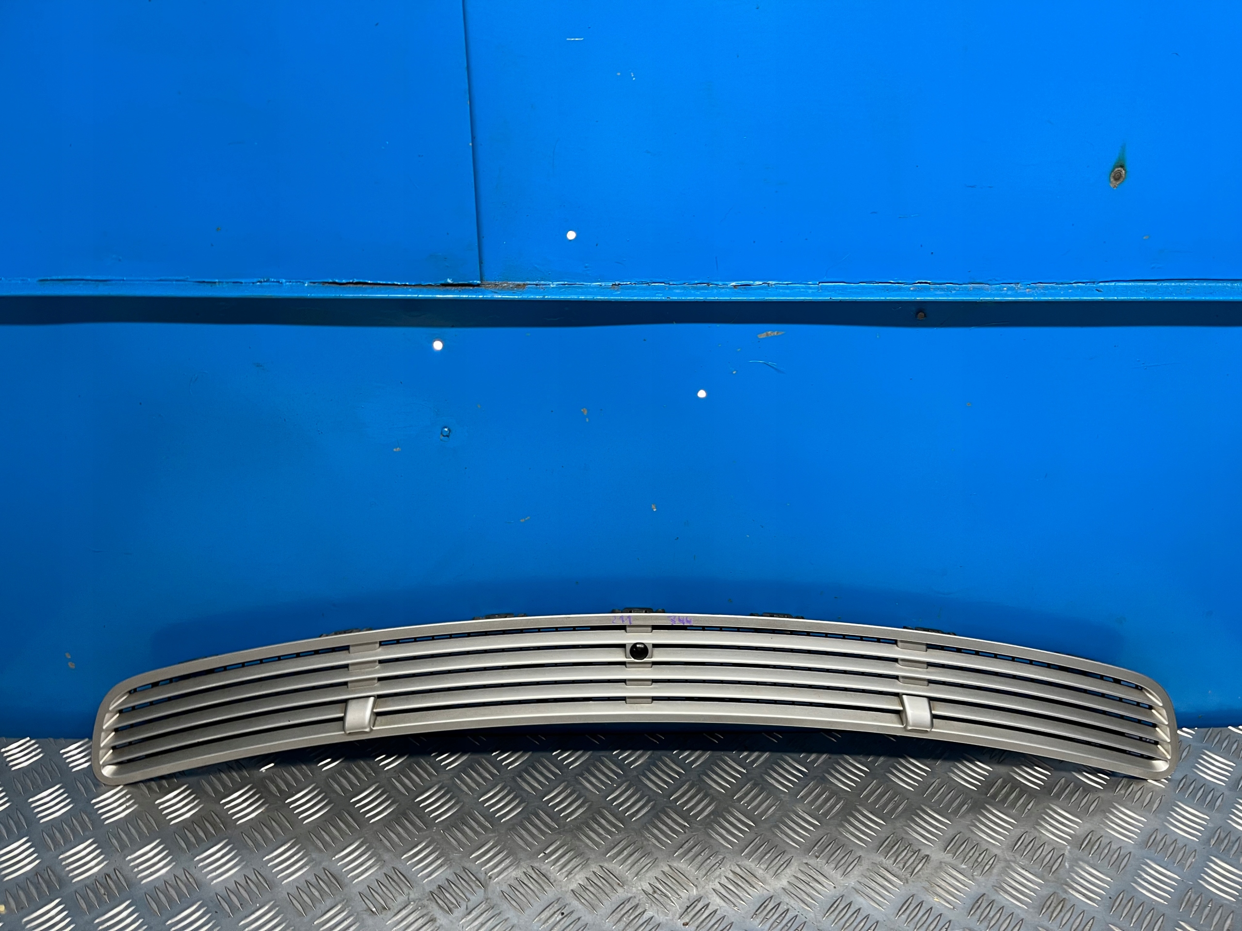 MERCEDES W211 KRATKA LISTWA MASKI 744