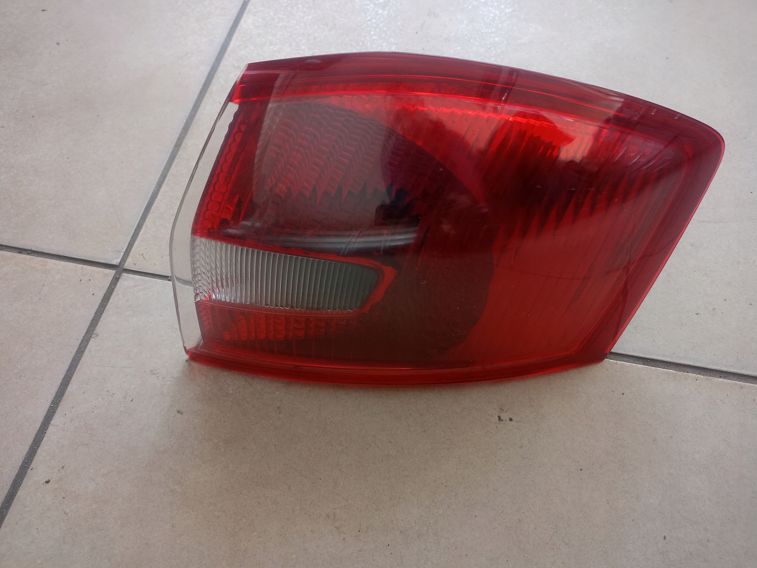 LAMPA PRAWA TYŁ FORD KUGA I