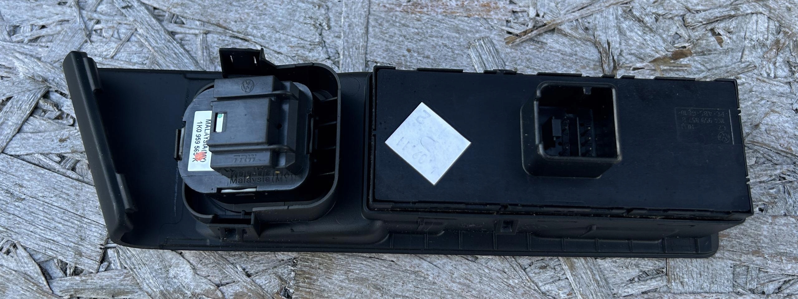 PANEL okna zrcadel levý předek VW PASSAT B7 10-14 3AB857857A