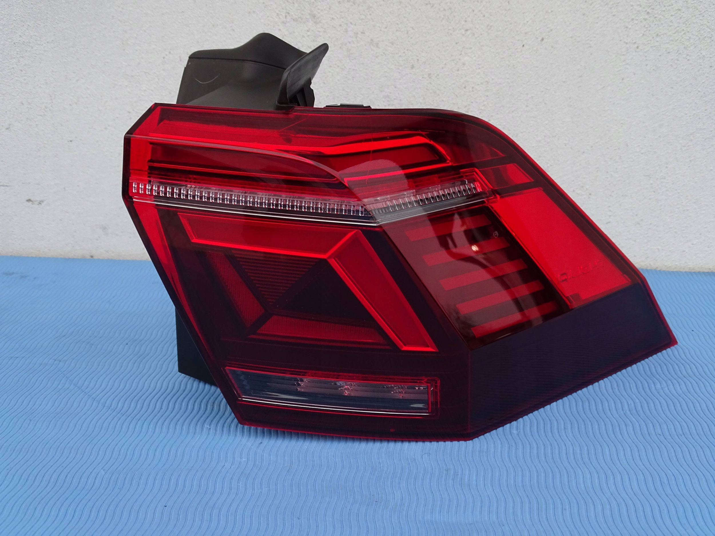 Lampa tylna IQ LIGHT VW Tiguan strona prawa bdb stan !!! 5NA945208J