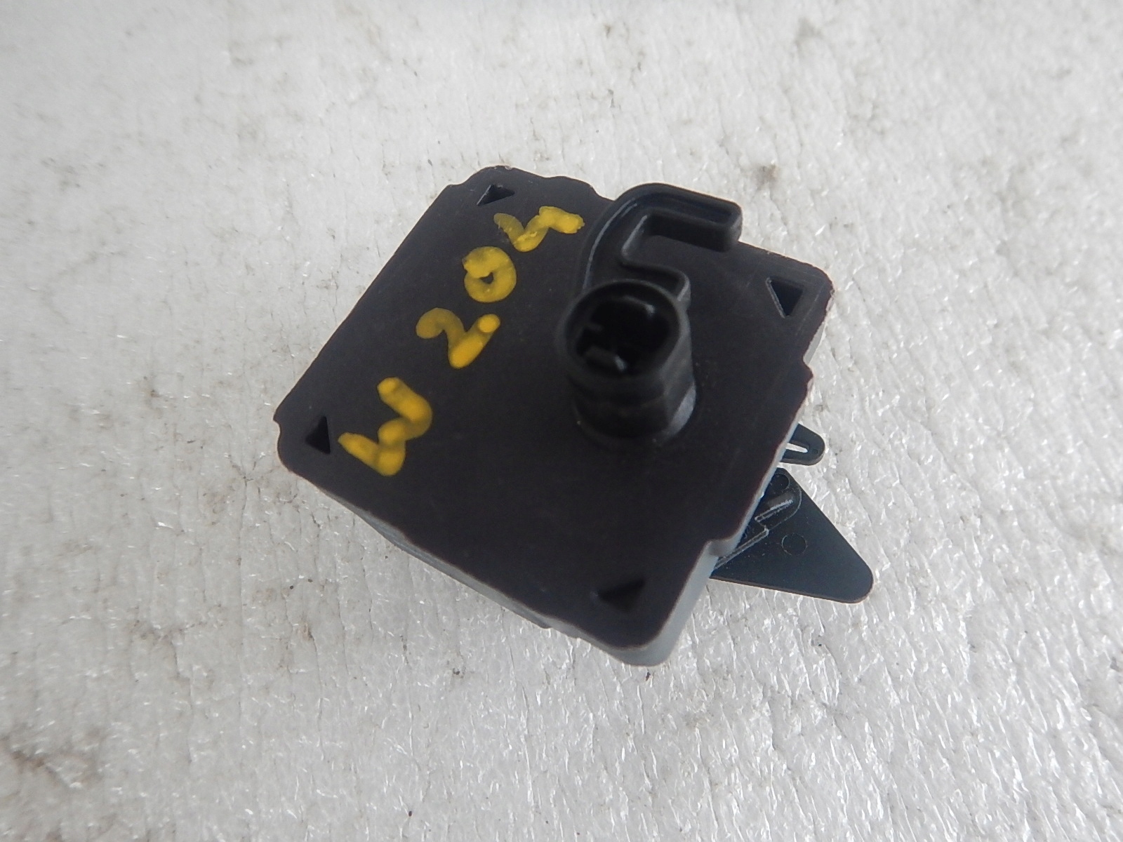 MERCEDES C W204 SIŁOWNIK KLAPKI WLEWU PALIWA