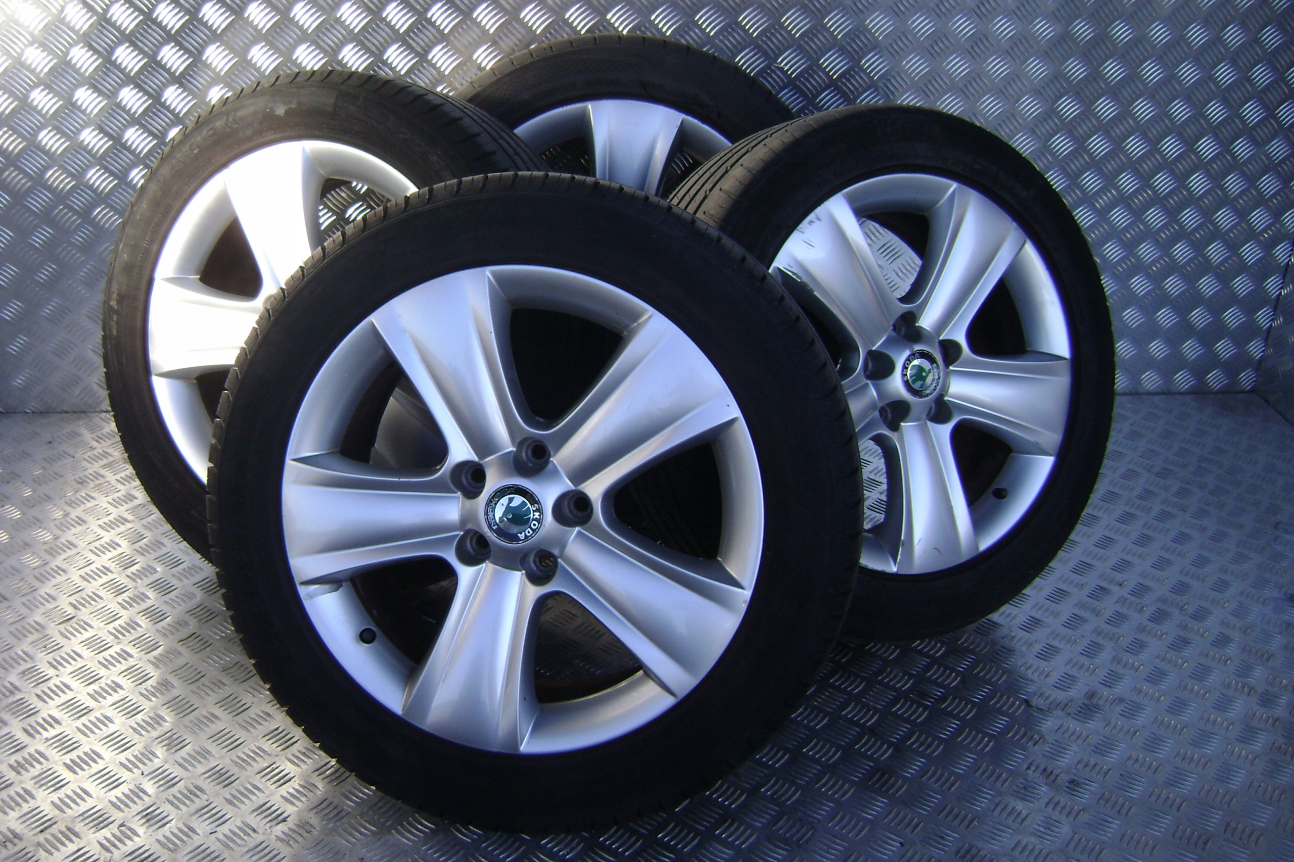 SKODA YETI-ЛЕГКОСПЛАВНЫЕ ДИСКИ С ШИНАМИ 17