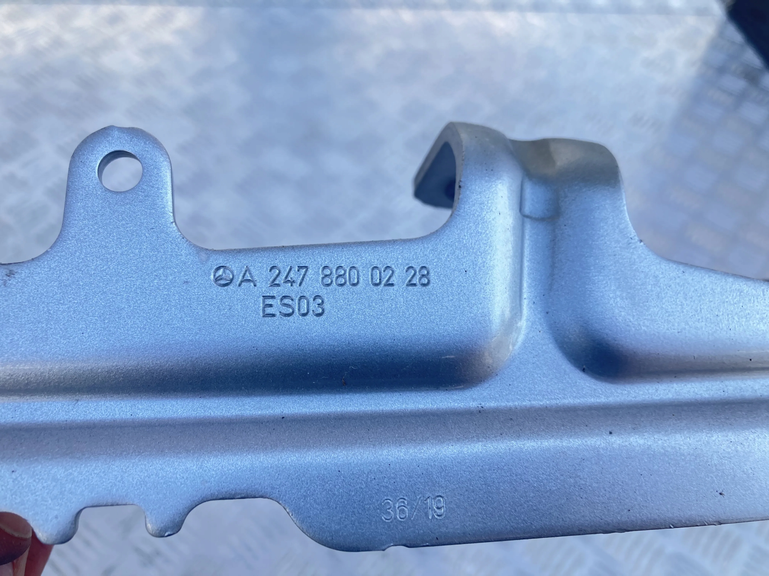 ZAWIAS MASKI PRAWY B KLASA W247 2.0 CDI